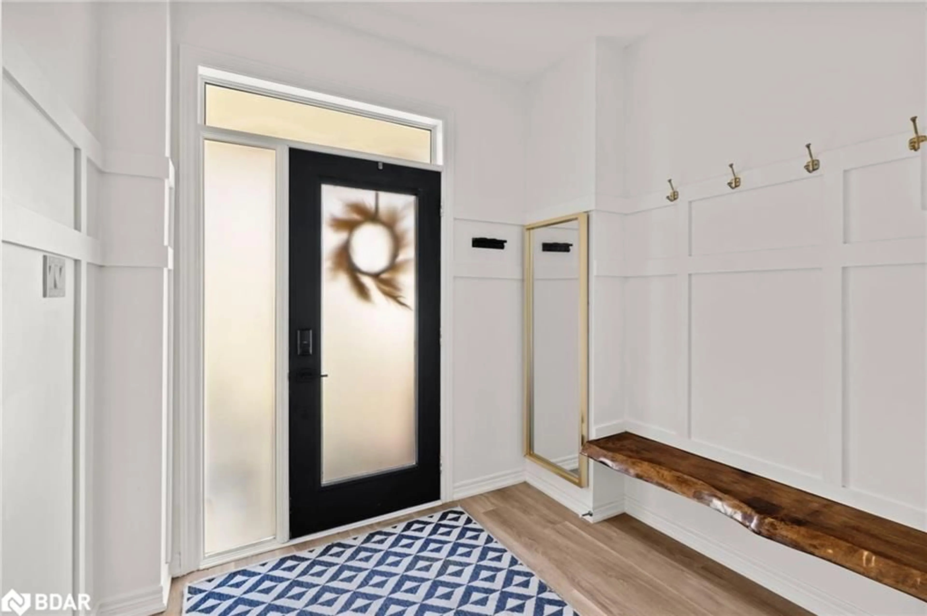 Indoor entryway for 32 Mandley St, Angus Ontario L3W 0B6