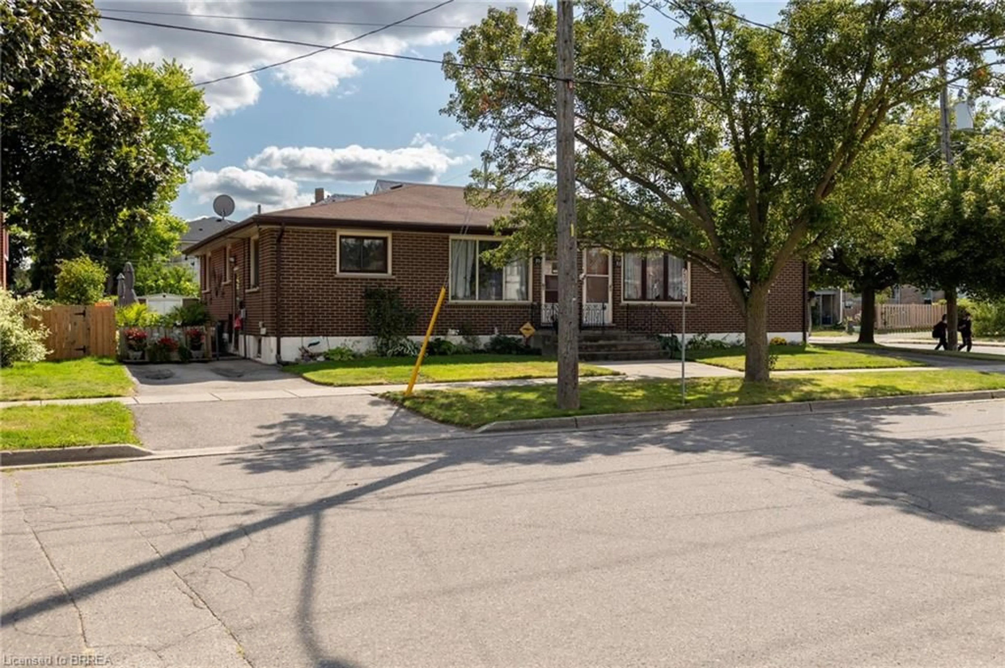 Unknown for 93-95 East Ave, Brantford Ontario N3S 3L8
