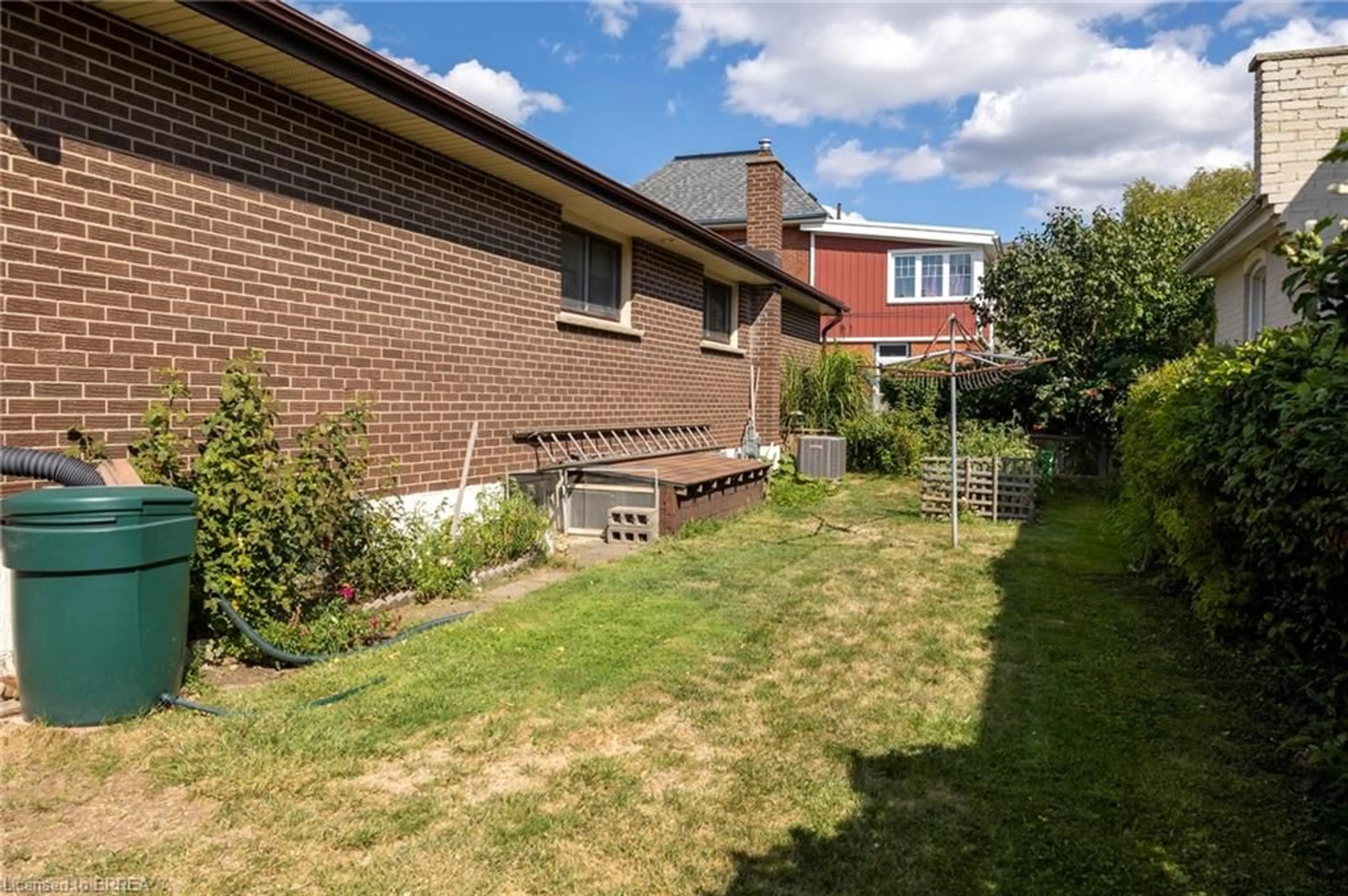 Patio, street for 93-95 East Ave, Brantford Ontario N3S 3L8