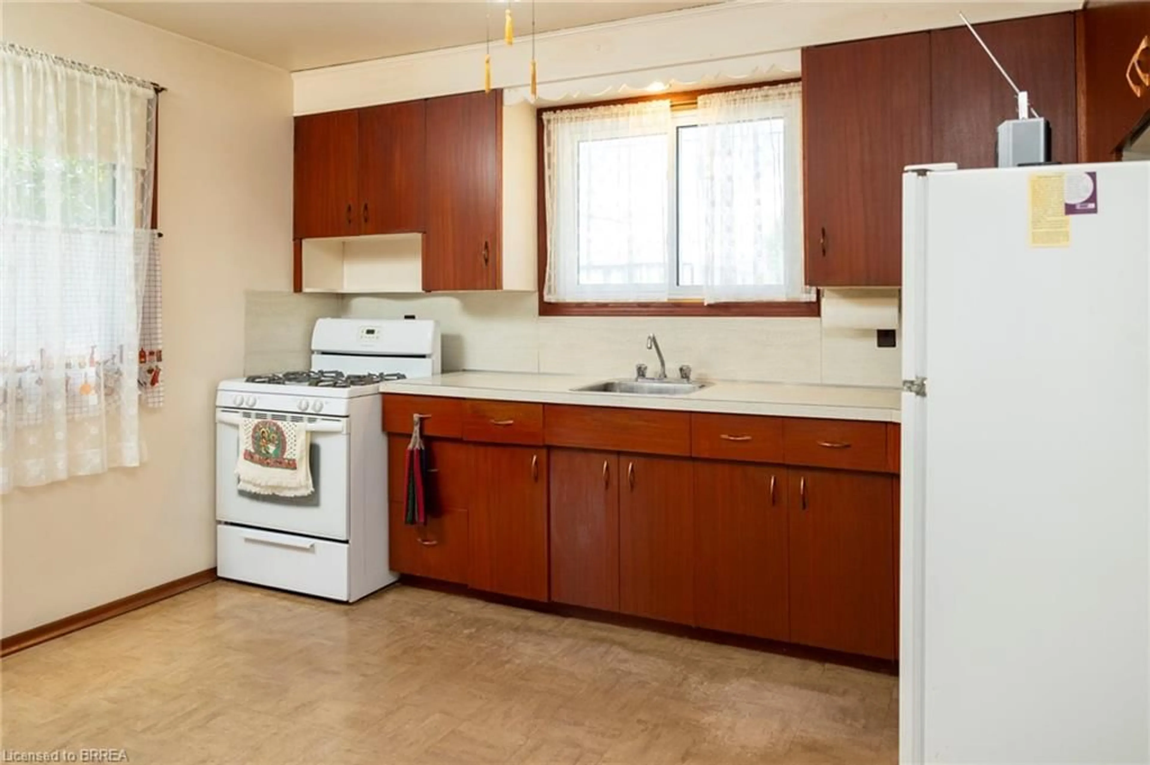 Standard kitchen, ceramic/tile floor for 93-95 East Ave, Brantford Ontario N3S 3L8