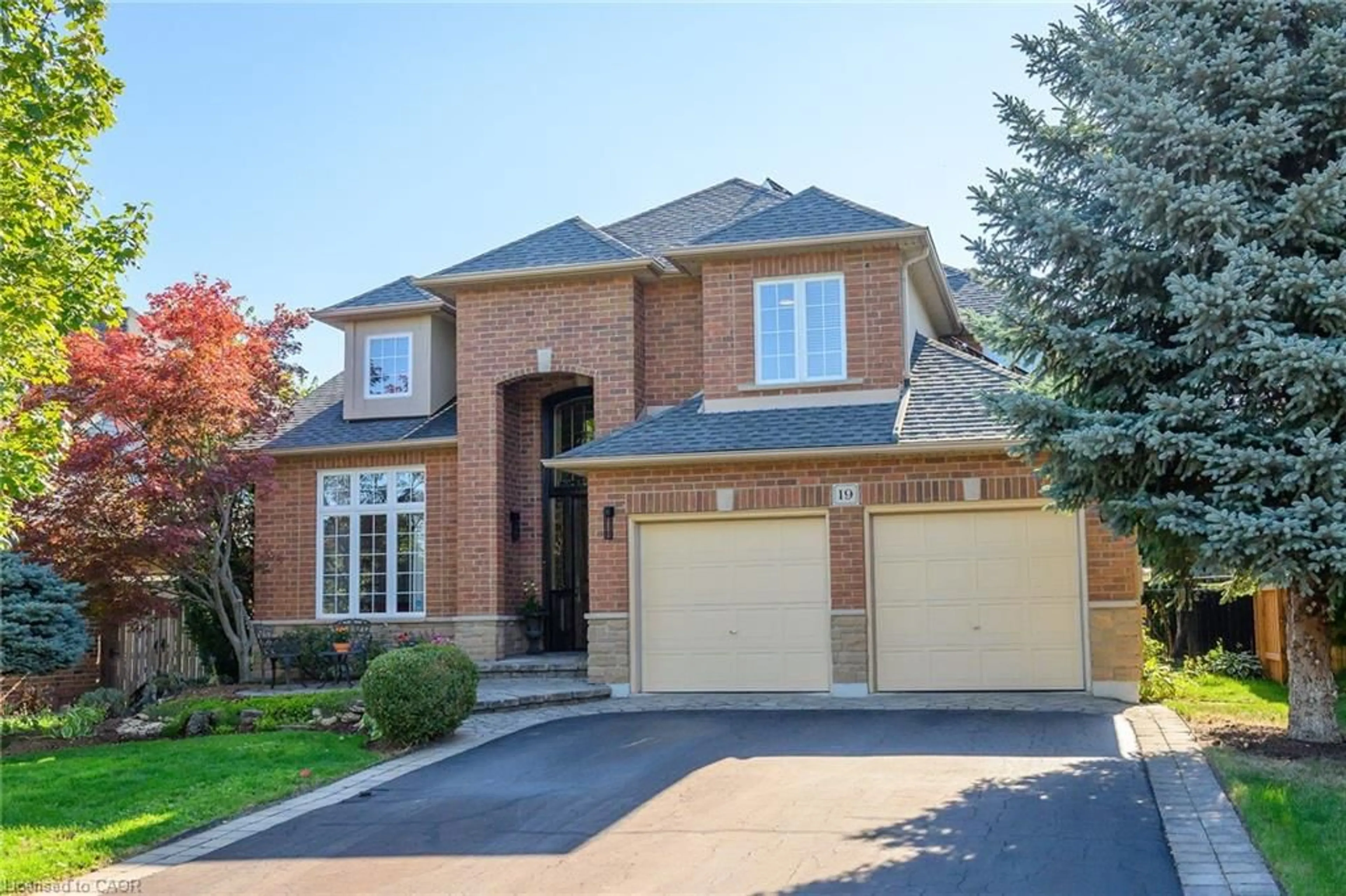 Home with brick exterior material, street for 19 Golf Woods Dr, Grimsby Ontario L3M 5P5