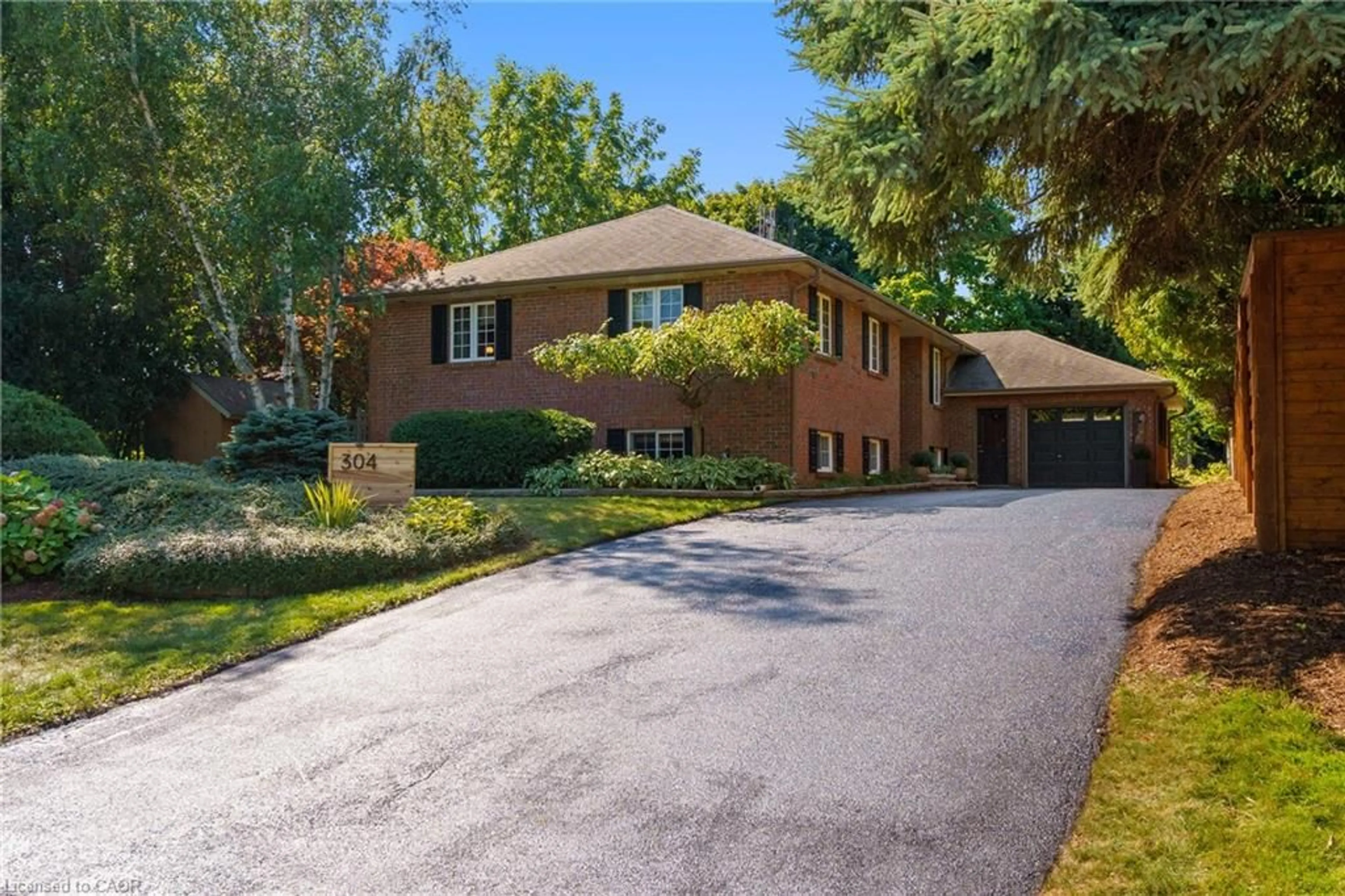 Home with brick exterior material, street for 304 Central Ave, Grimsby Ontario L3M 5J1