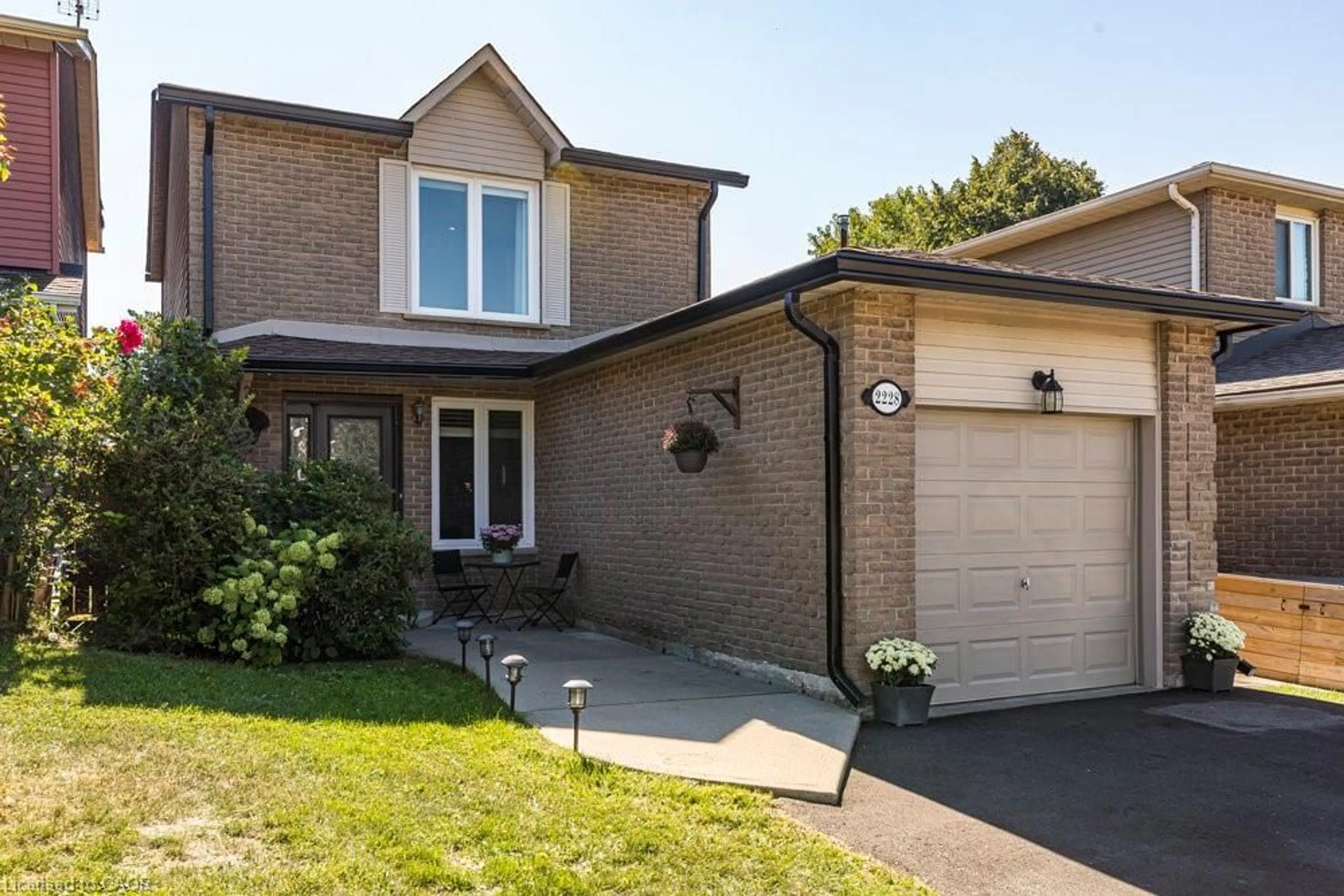 Home with brick exterior material, street for 2228 Middlesmoor Cres, Burlington Ontario L7P 3X5