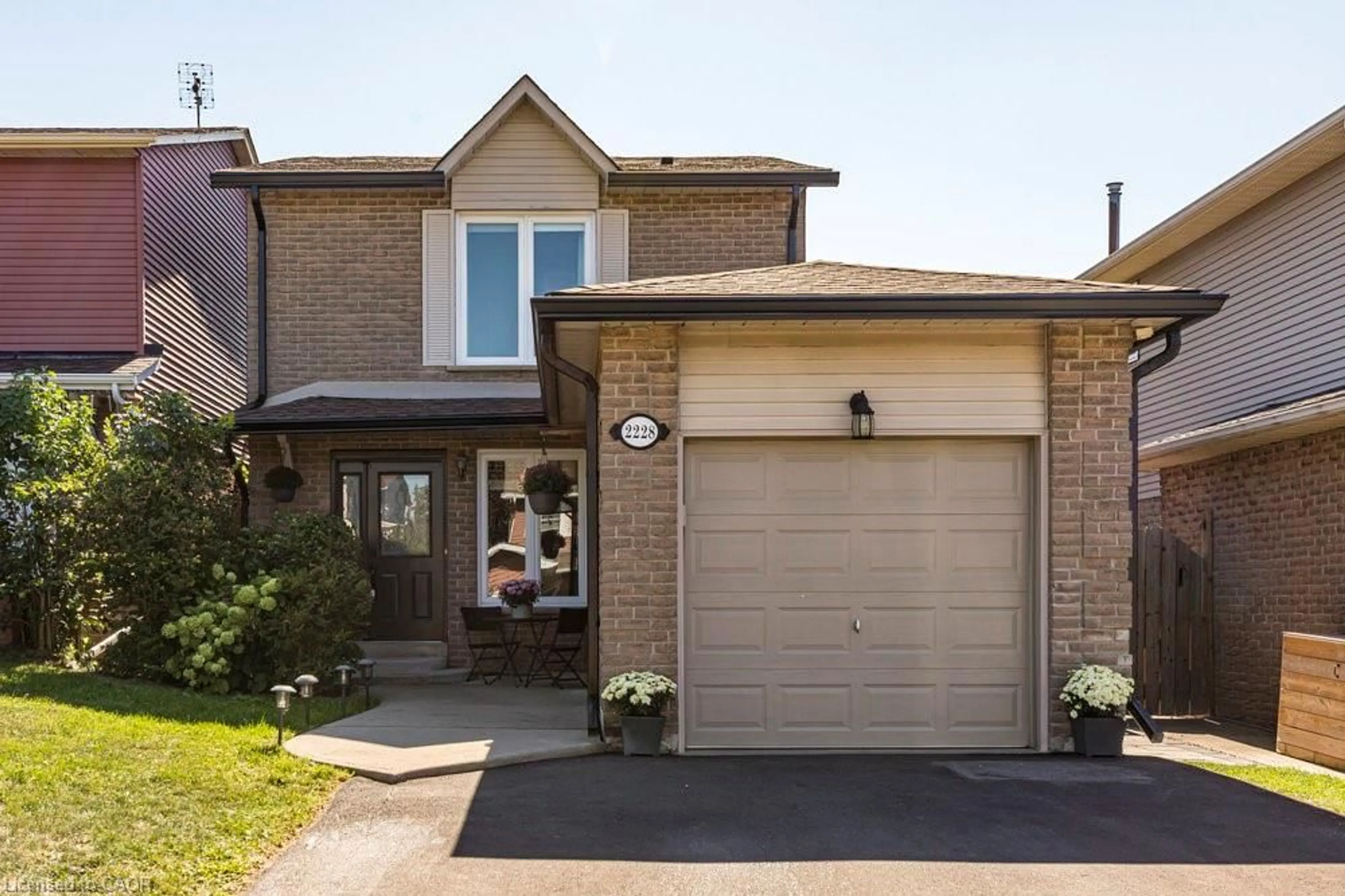 Home with brick exterior material, street for 2228 Middlesmoor Cres, Burlington Ontario L7P 3X5