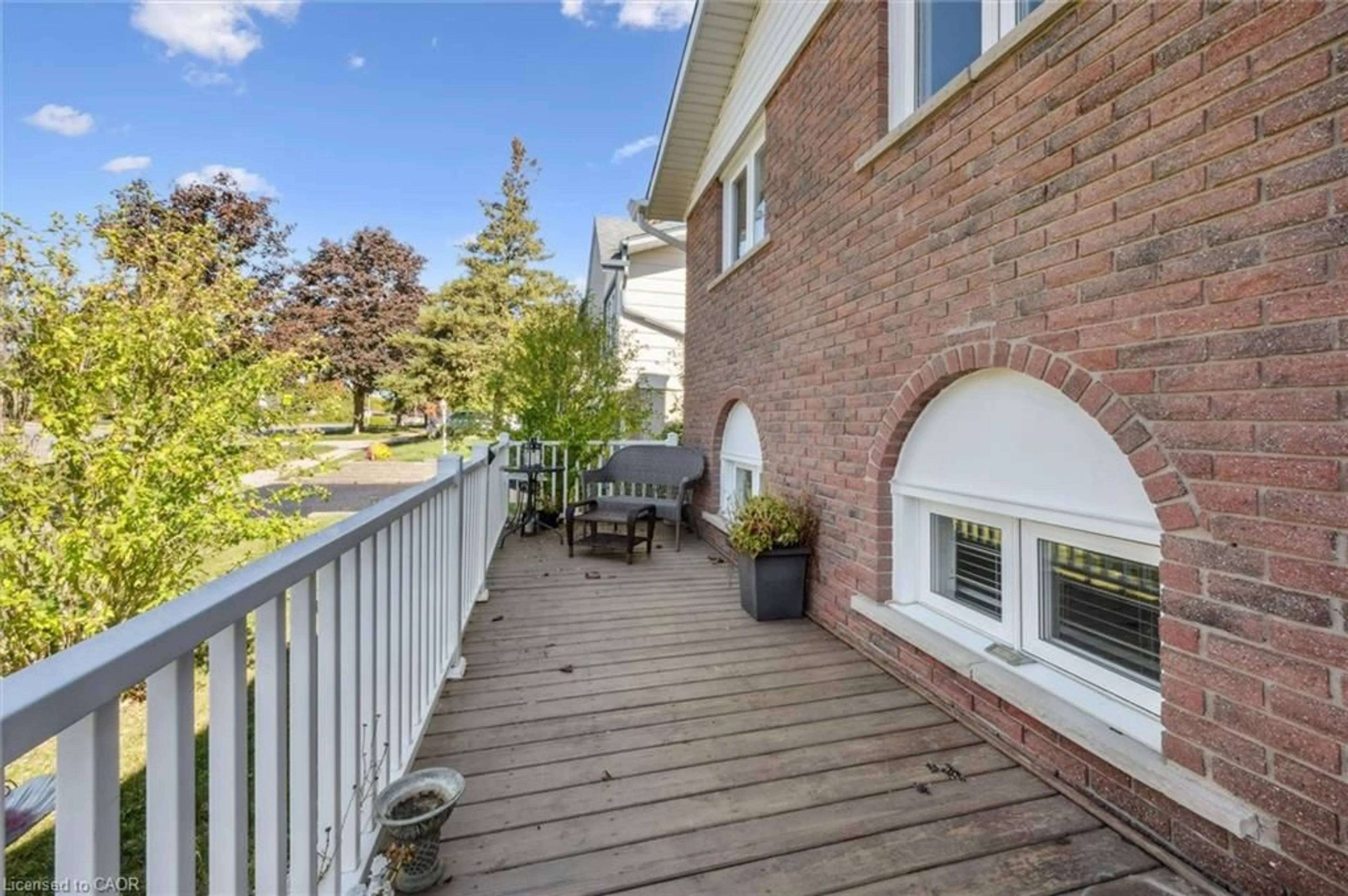 Patio, street for 573 Pioneer Dr, Kitchener Ontario N2P 1P4