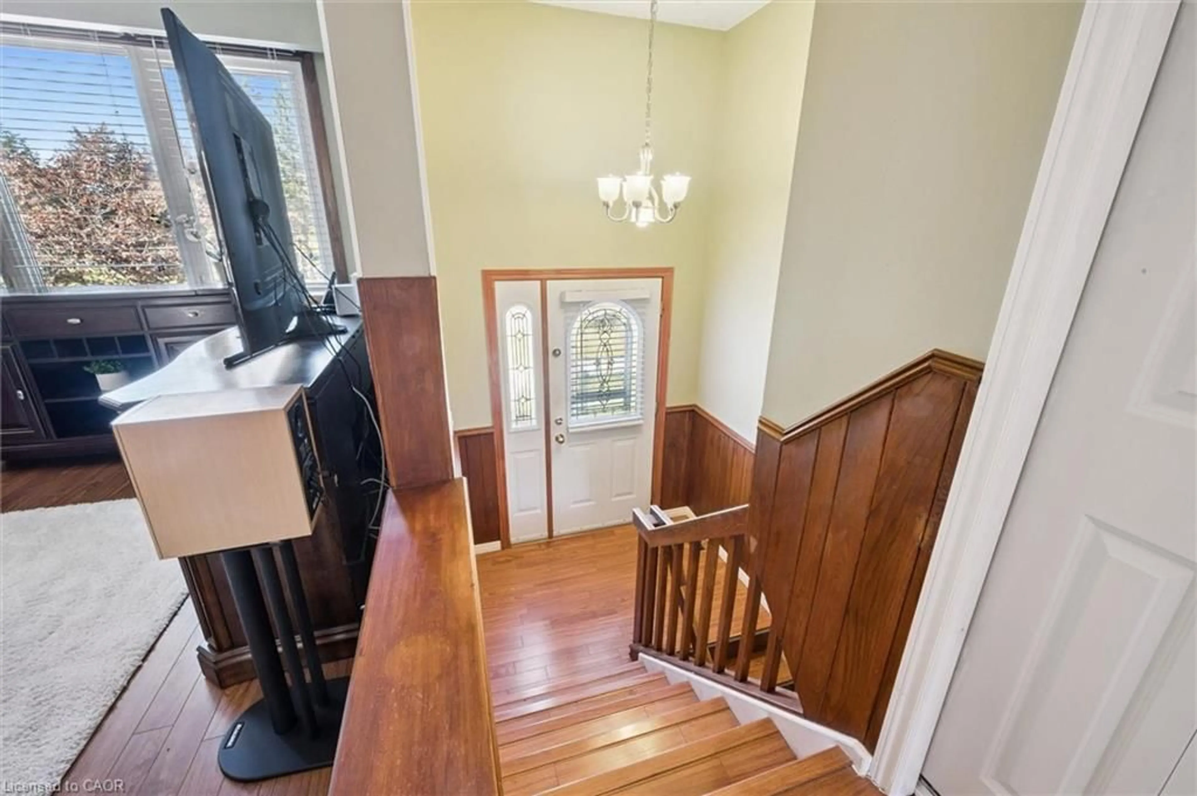 Indoor foyer for 573 Pioneer Dr, Kitchener Ontario N2P 1P4