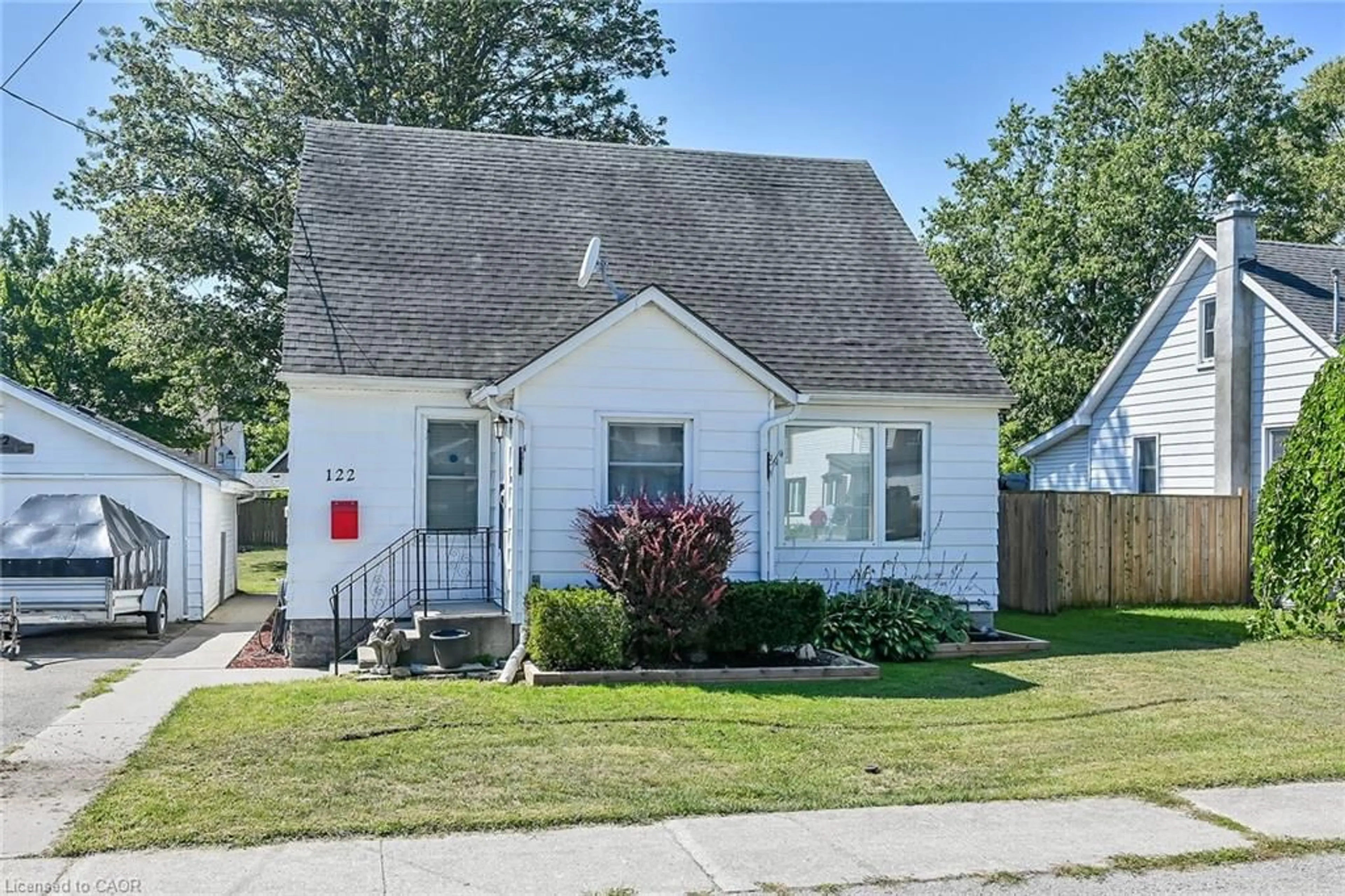 Home with vinyl exterior material, street for 122 Fairview Ave, Dunnville Ontario N1A 1B1