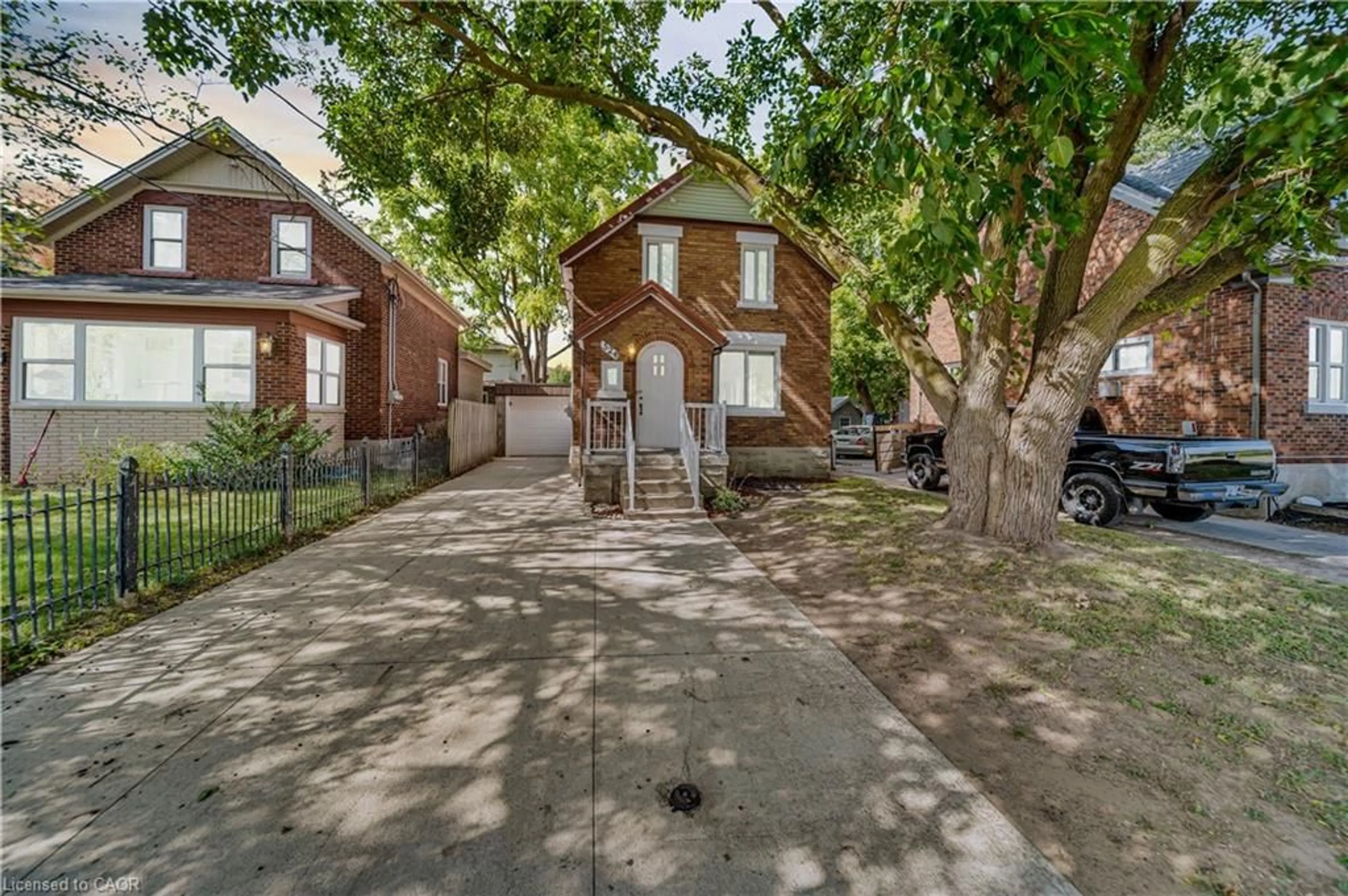 A pic from outside/outdoor area/front of a property/back of a property/a pic from drone, street for 324 Victoria St, Kitchener Ontario N2M 3A3
