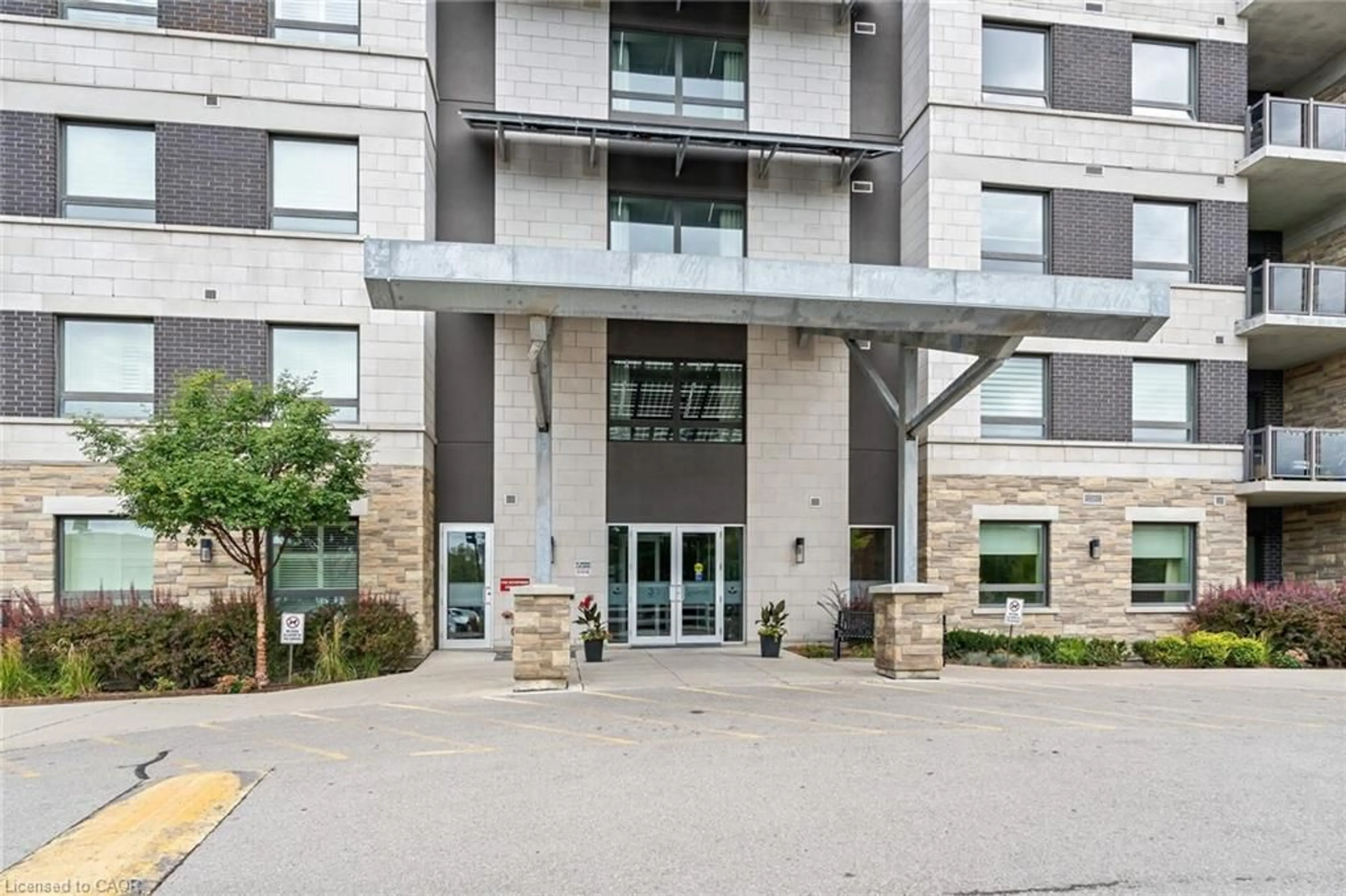 Indoor foyer for 33 Whitmer St #413, Halton Ontario L9T 8P9