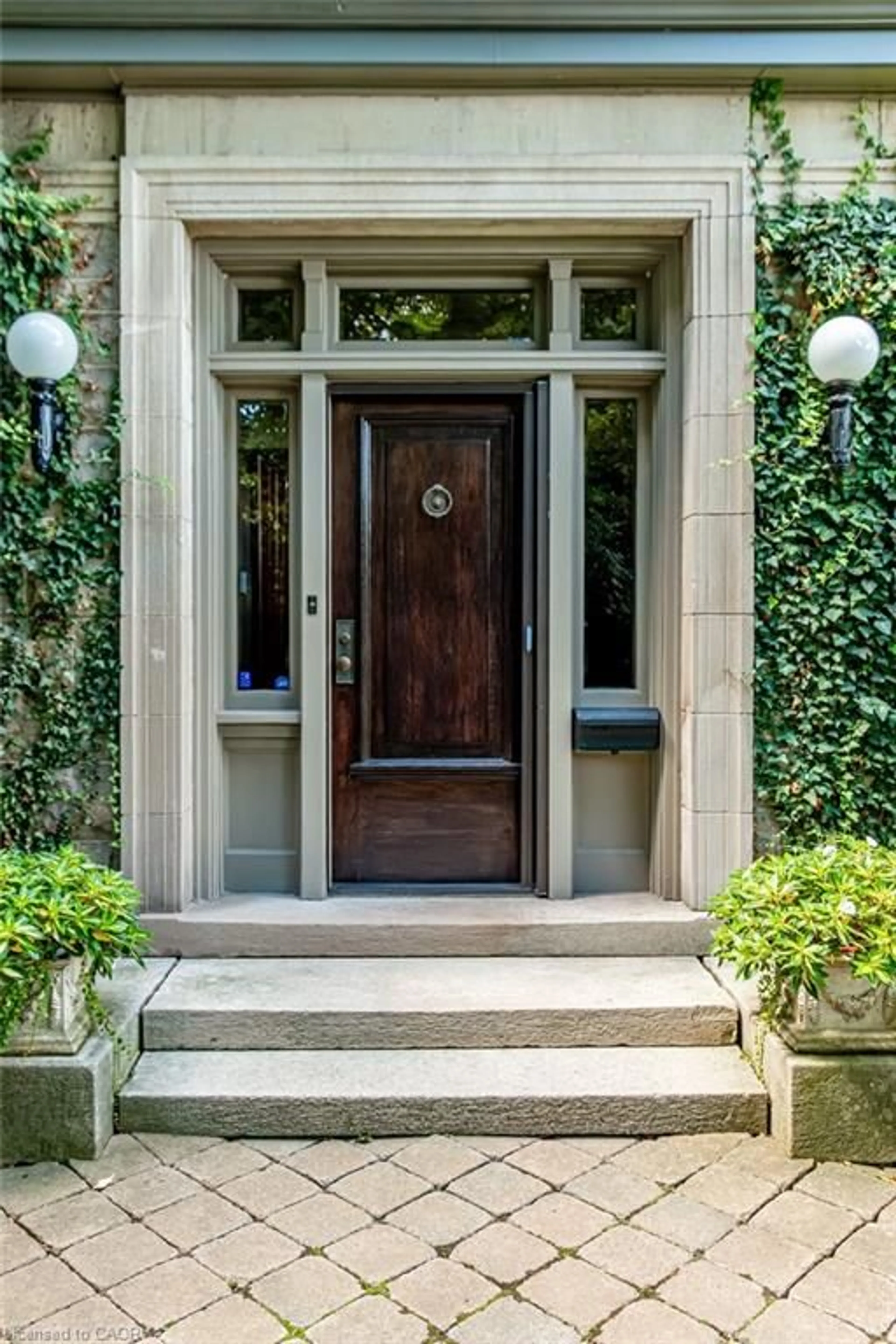 Indoor entryway for 77 Claremont Dr, Hamilton Ontario L9C 3N4