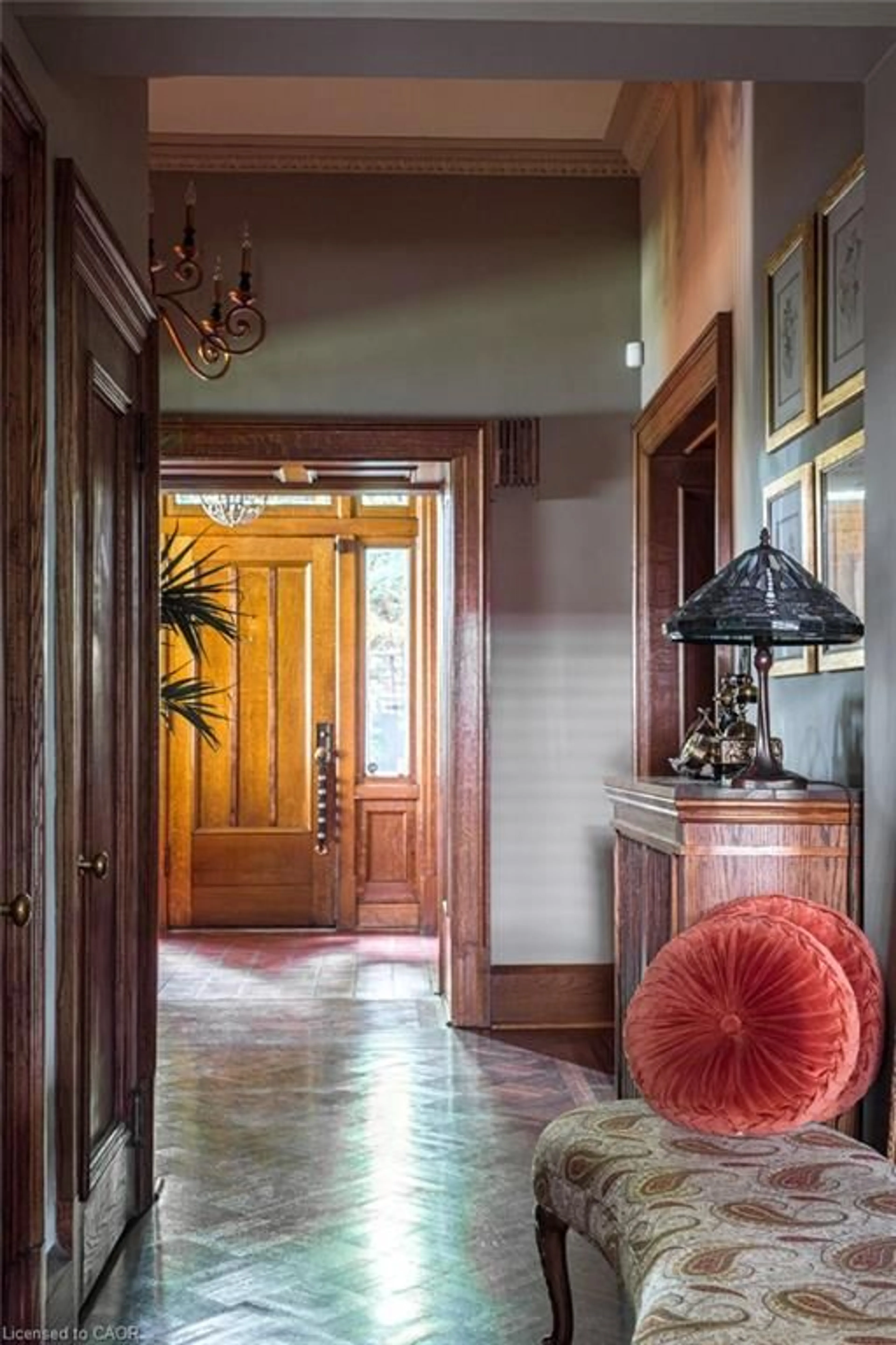 Indoor foyer for 77 Claremont Dr, Hamilton Ontario L9C 3N4