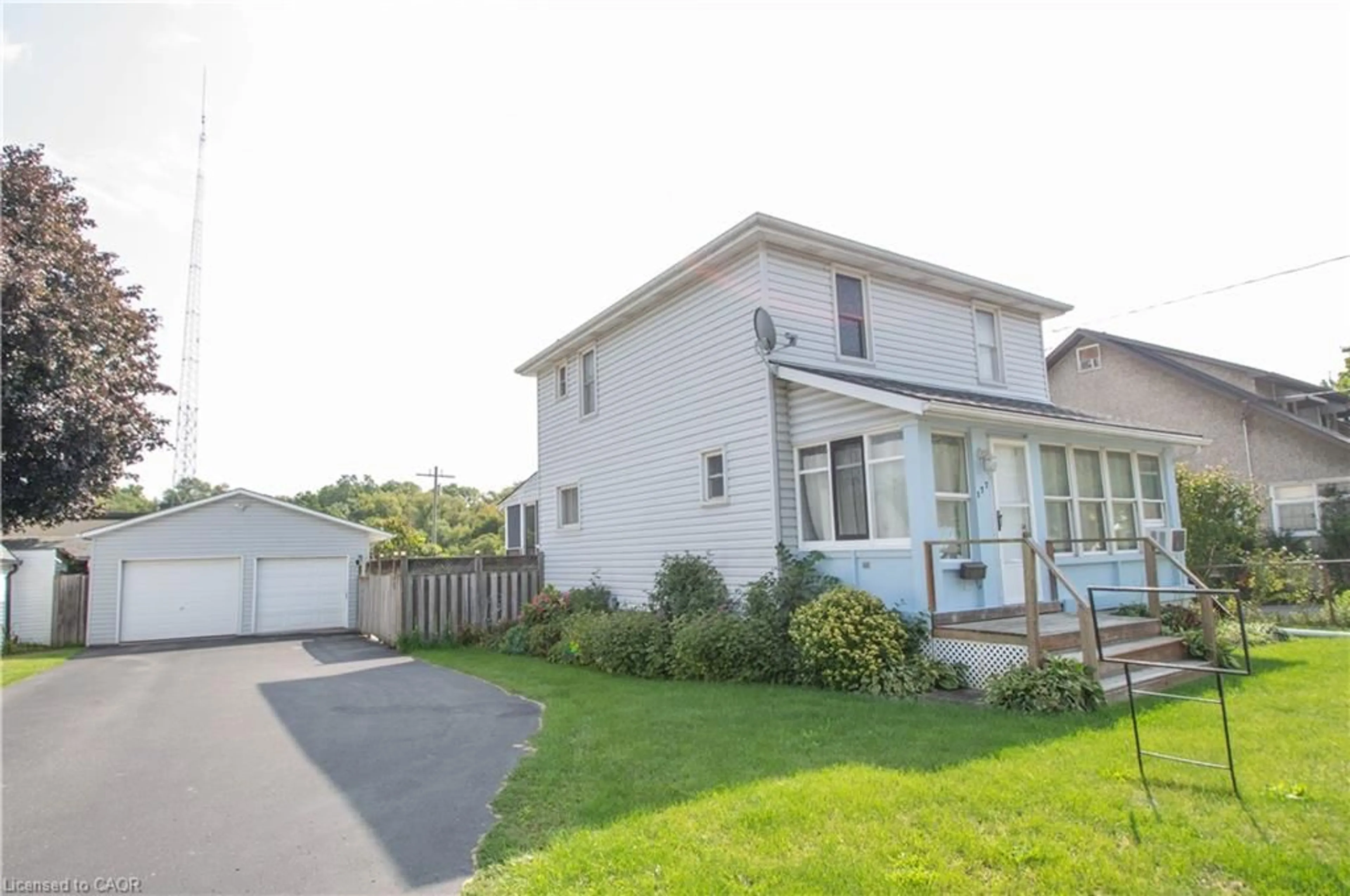 A pic from outside/outdoor area/front of a property/back of a property/a pic from drone, street for 177 Owen St, Simcoe Ontario N3Y 2T8
