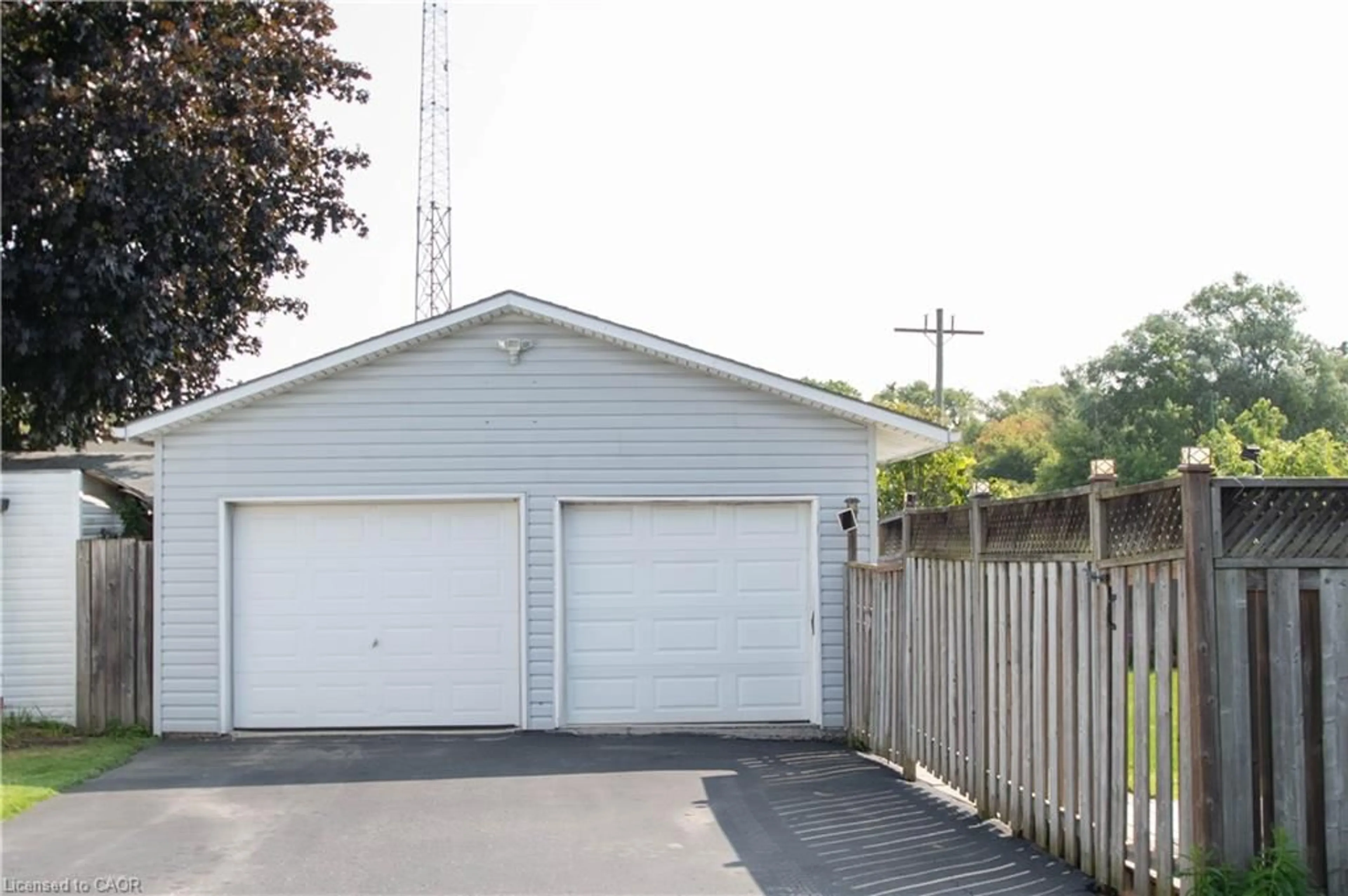 Indoor garage for 177 Owen St, Simcoe Ontario N3Y 2T8