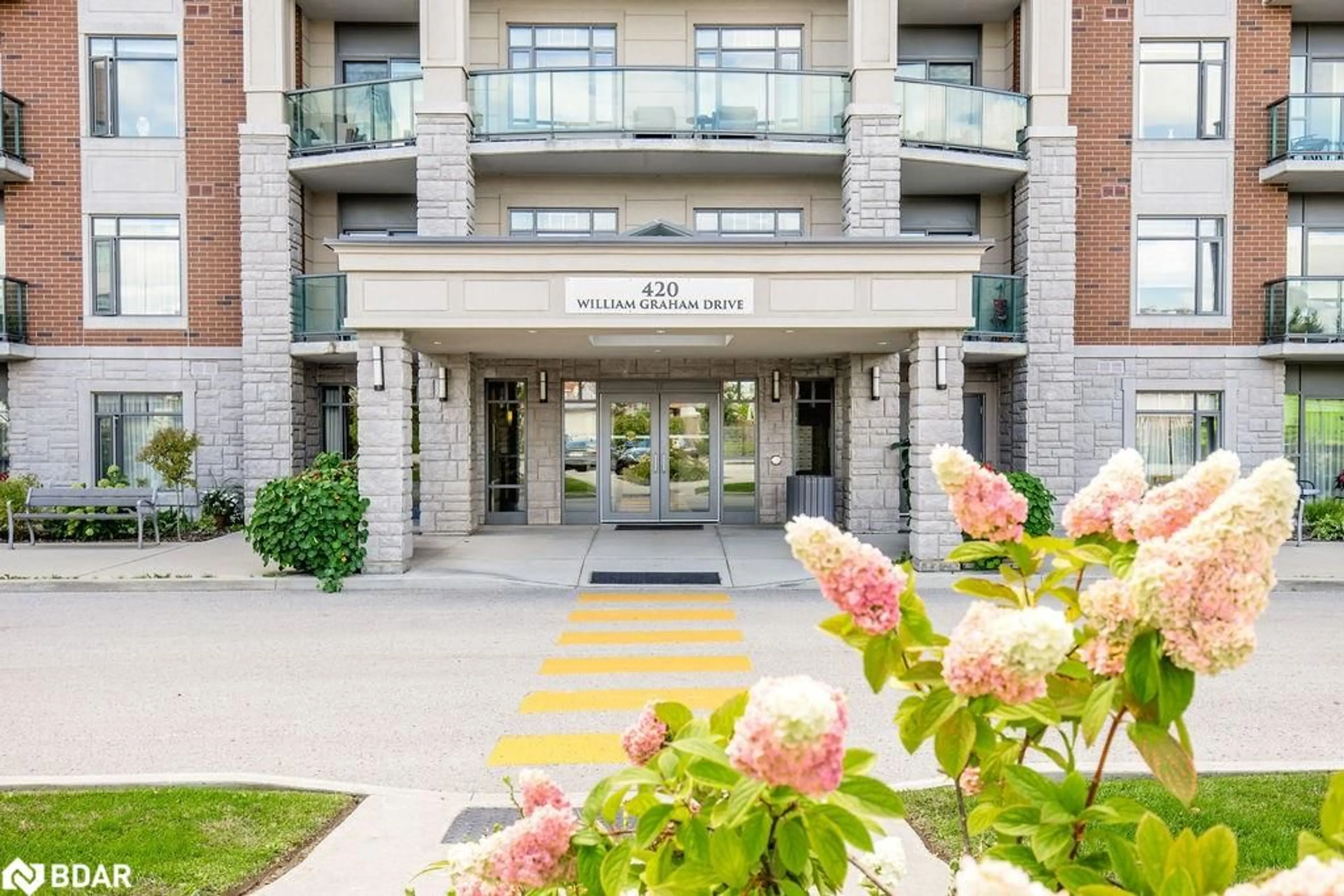 Indoor foyer for 420 William Graham Dr #418, Aurora Ontario L4G 1X4