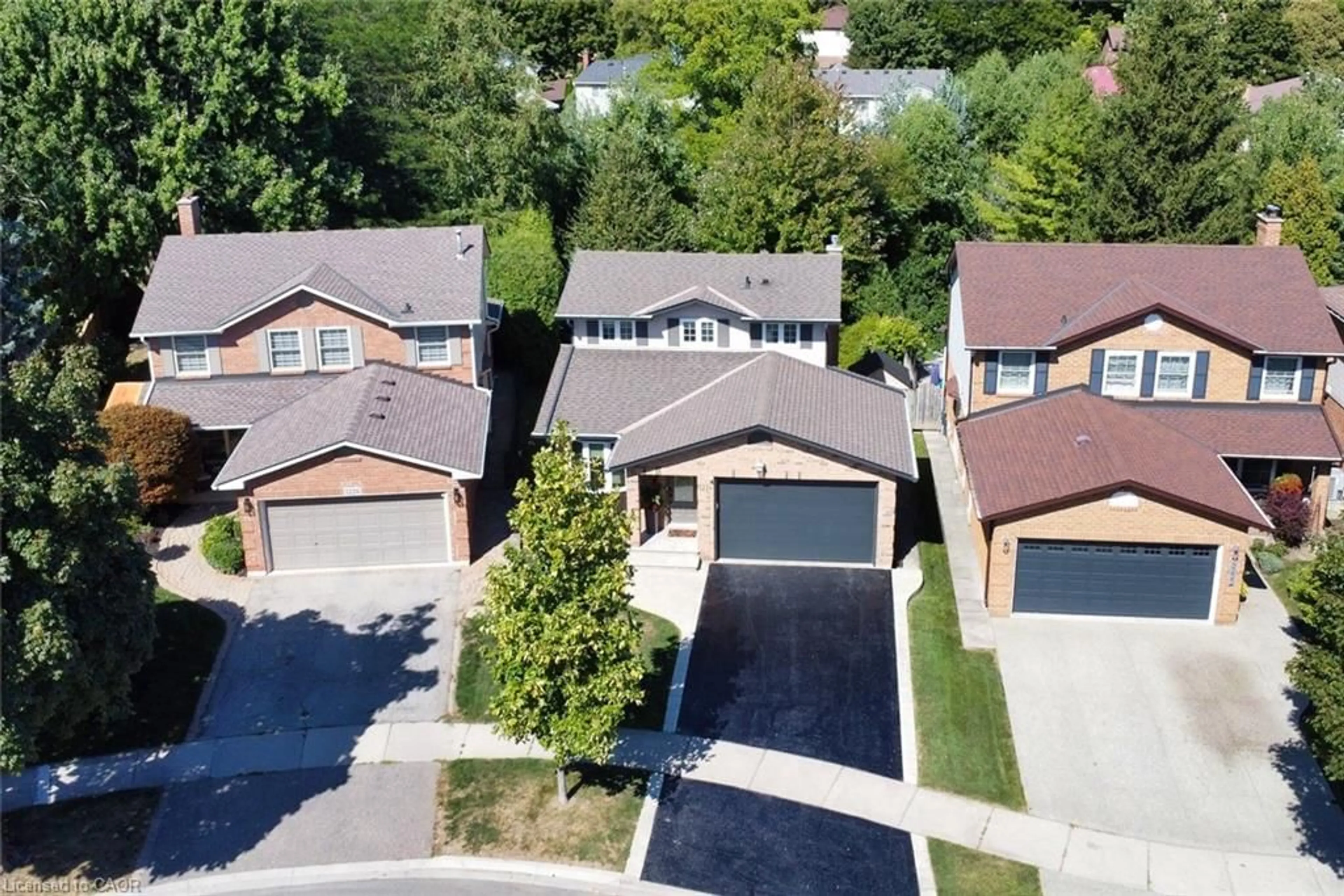 A pic from outside/outdoor area/front of a property/back of a property/a pic from drone, street for 3224 Twin Oaks Cres, Burlington Ontario L7M 3A2