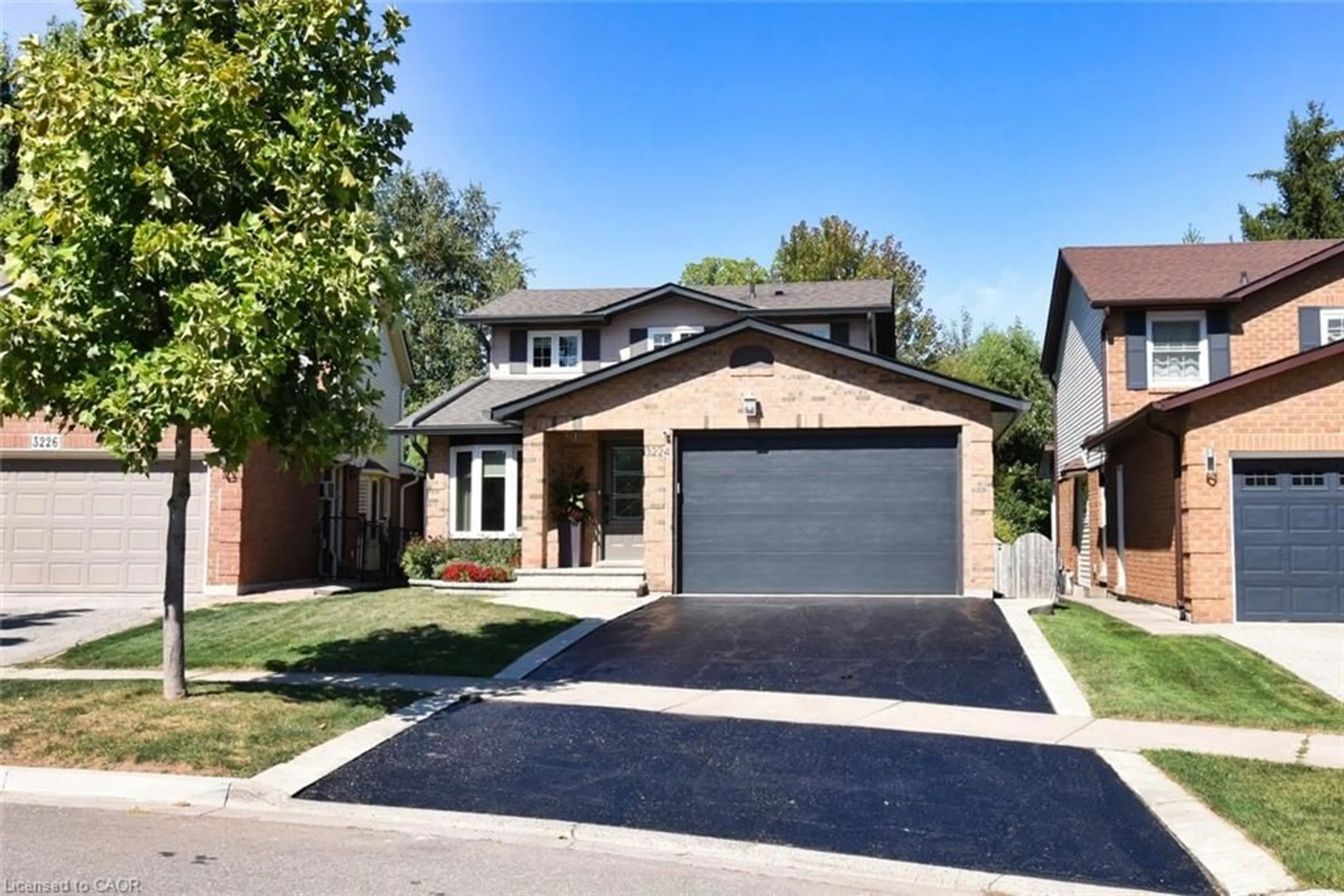 Home with brick exterior material, street for 3224 Twin Oaks Cres, Burlington Ontario L7M 3A2
