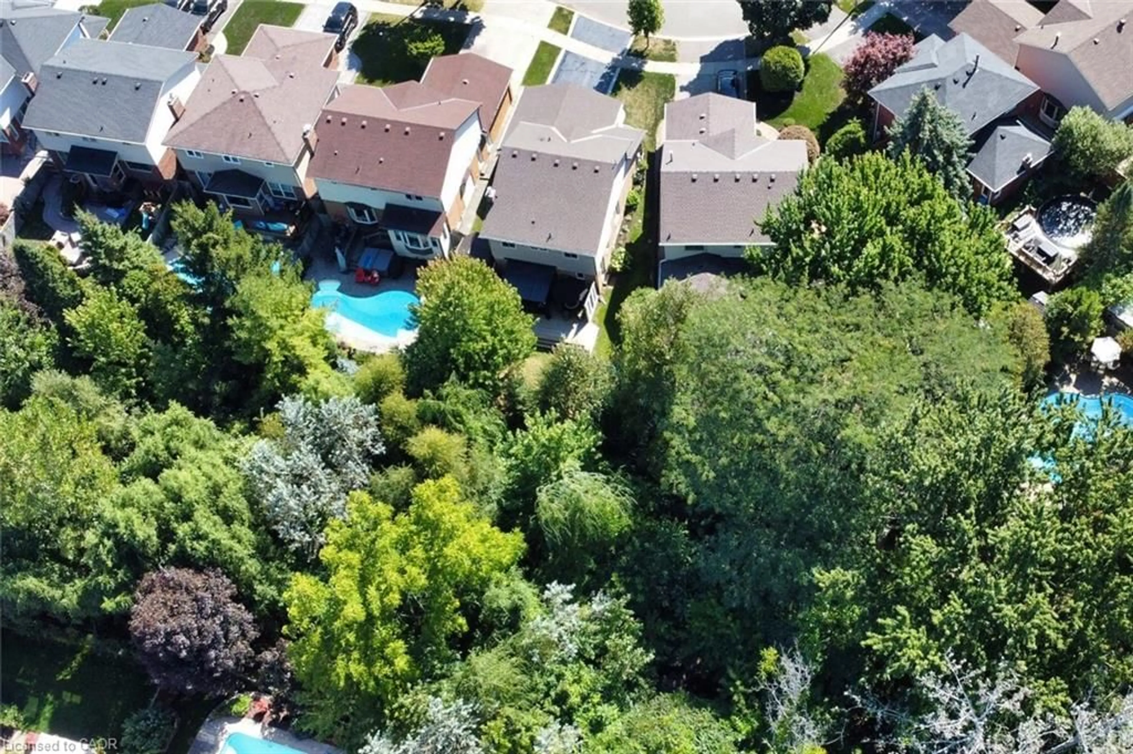 A pic from outside/outdoor area/front of a property/back of a property/a pic from drone, street for 3224 Twin Oaks Cres, Burlington Ontario L7M 3A2
