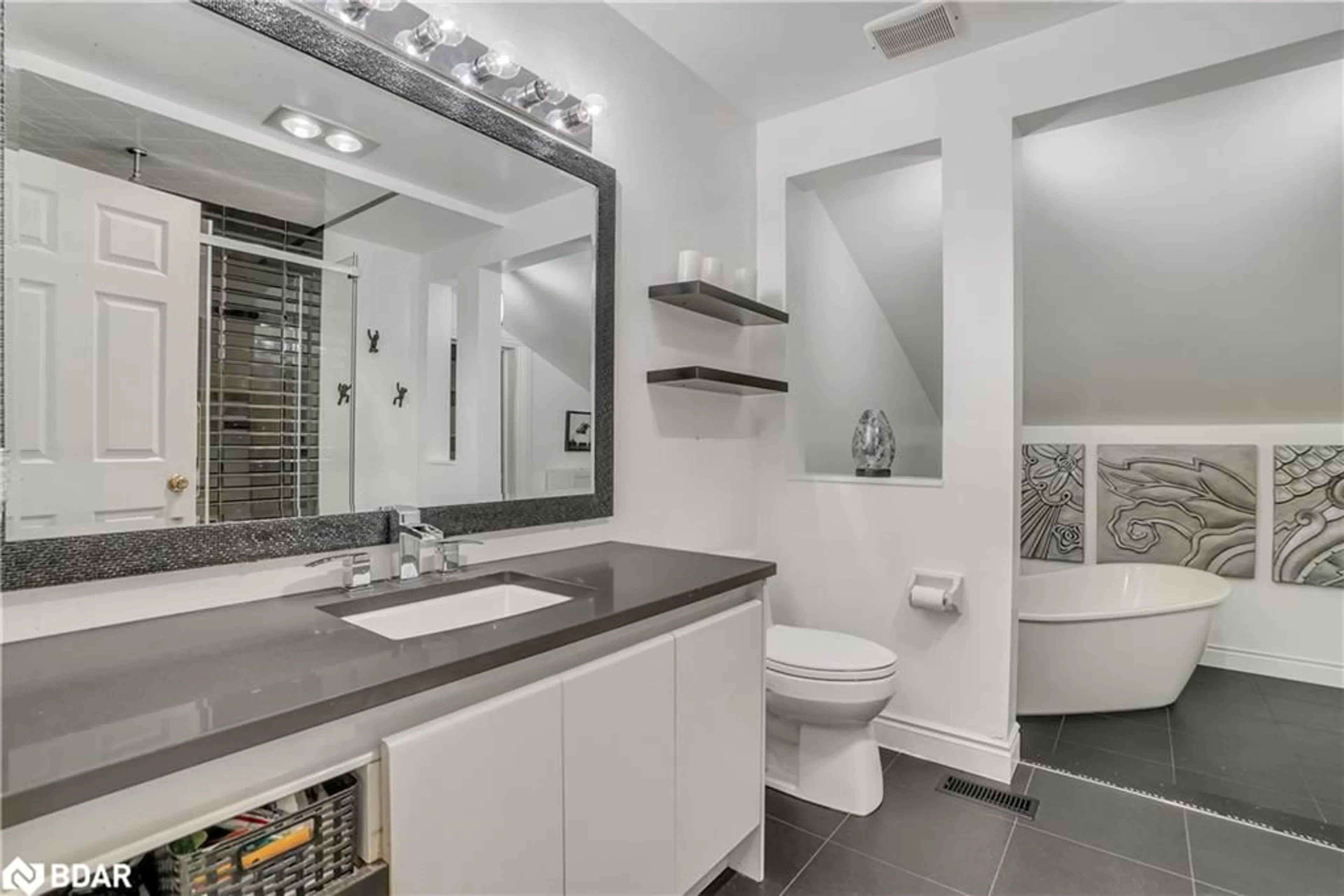 Standard bathroom, ceramic/tile floor for 35 Jodies Lane, Midhurst Ontario L0L 1X1