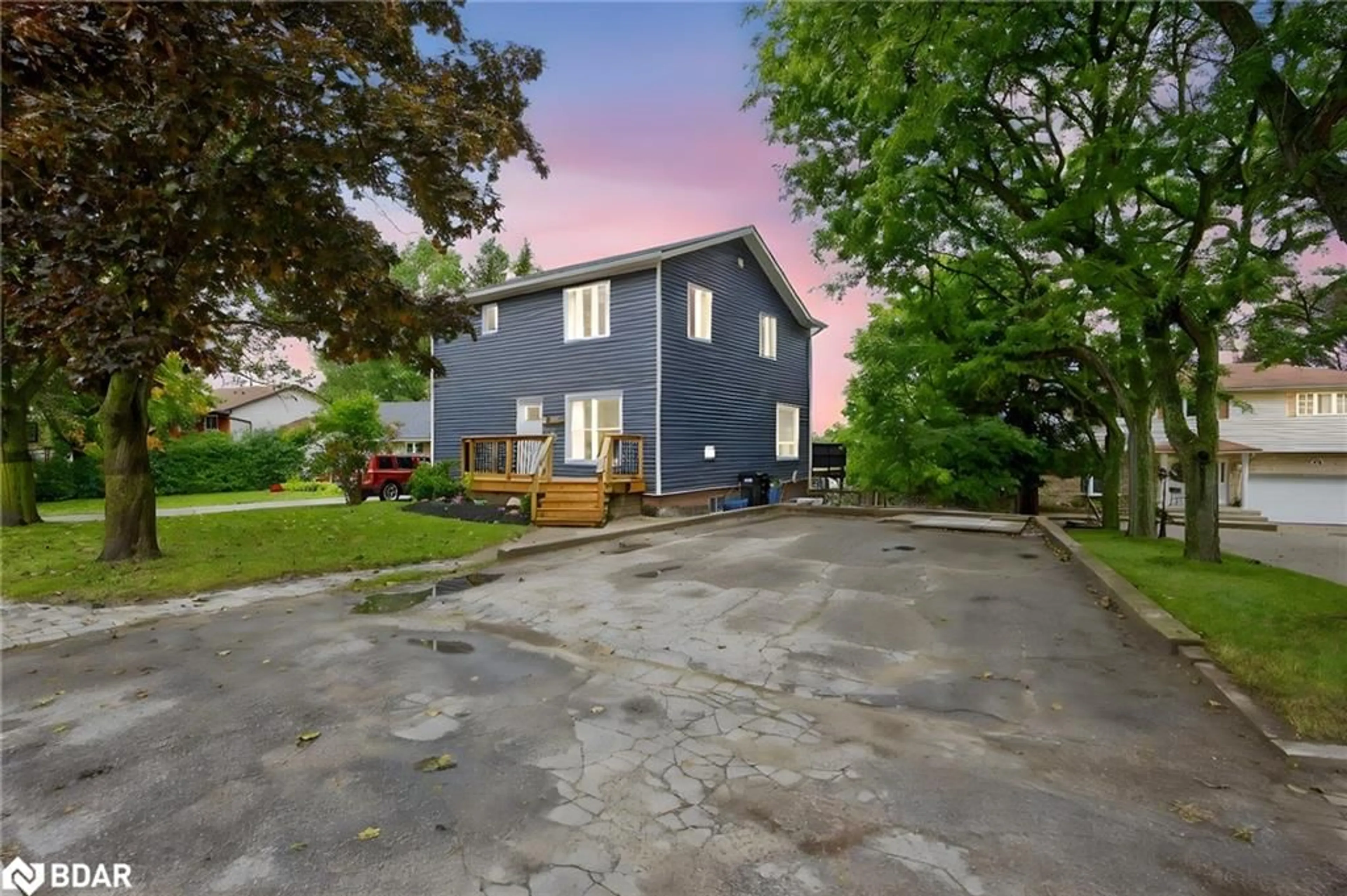A pic from outside/outdoor area/front of a property/back of a property/a pic from drone, street for 18 Murray St, Barrie Ontario L4N 2X2