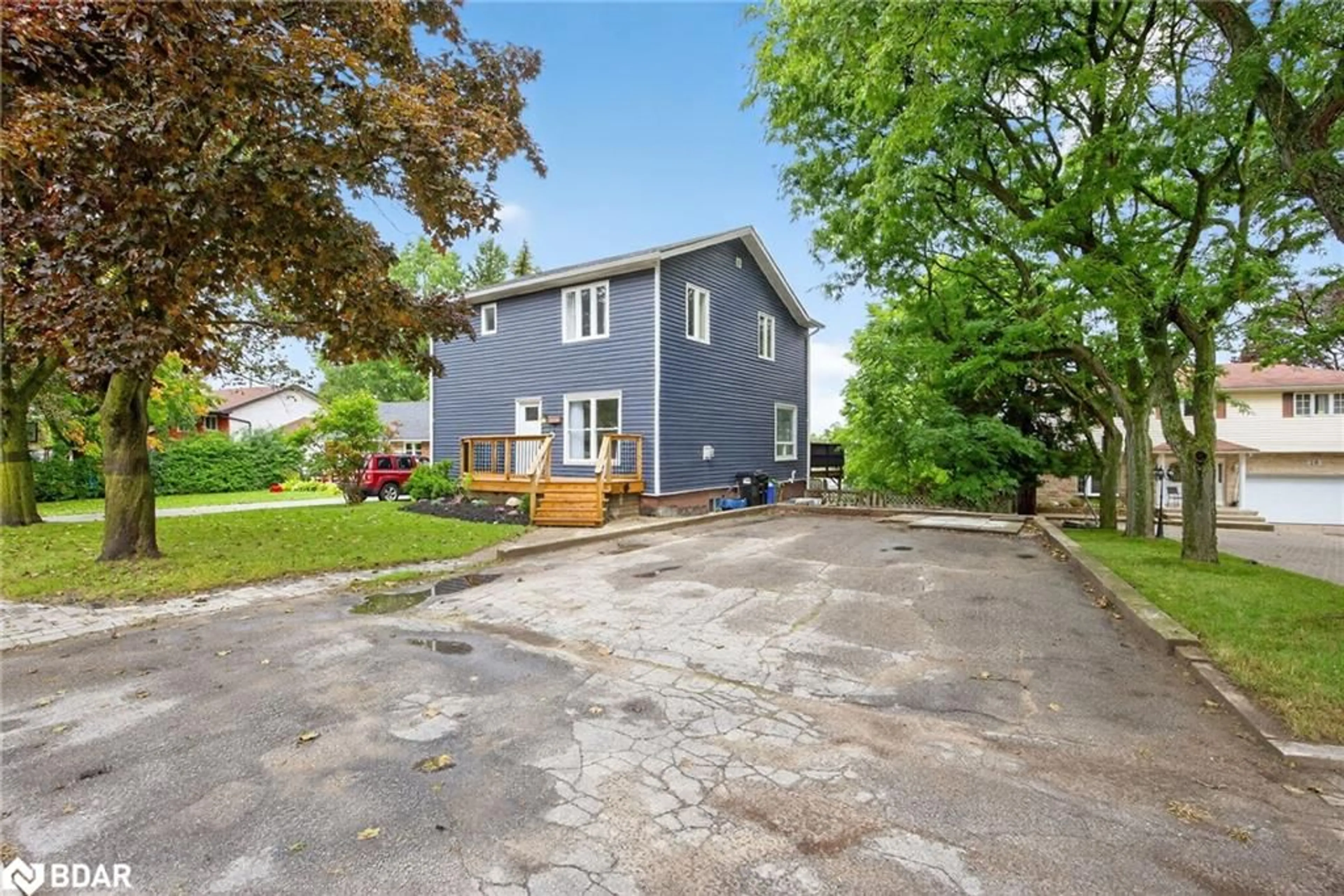 A pic from outside/outdoor area/front of a property/back of a property/a pic from drone, street for 18 Murray St, Barrie Ontario L4N 2X2