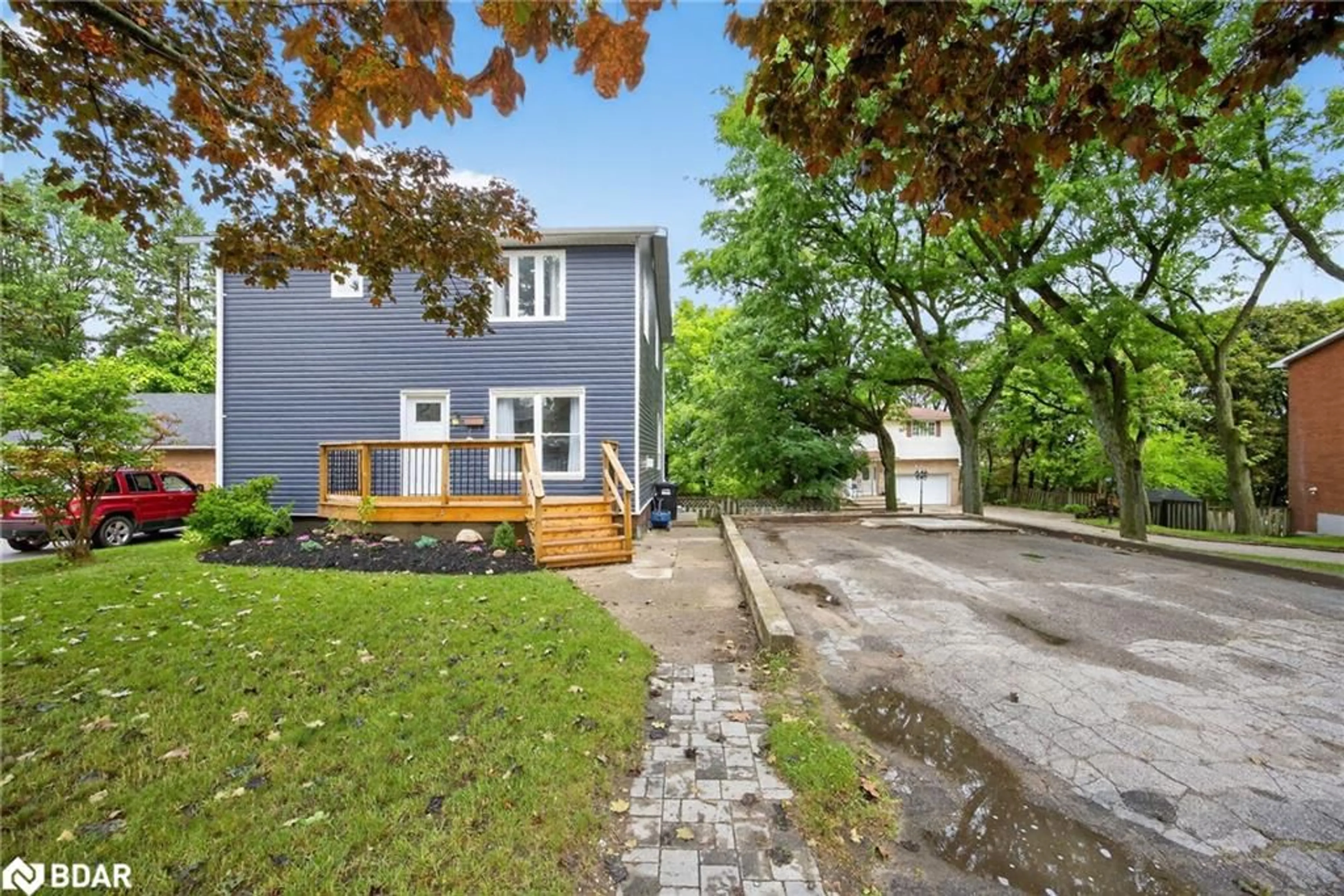 A pic from outside/outdoor area/front of a property/back of a property/a pic from drone, street for 18 Murray St, Barrie Ontario L4N 2X2