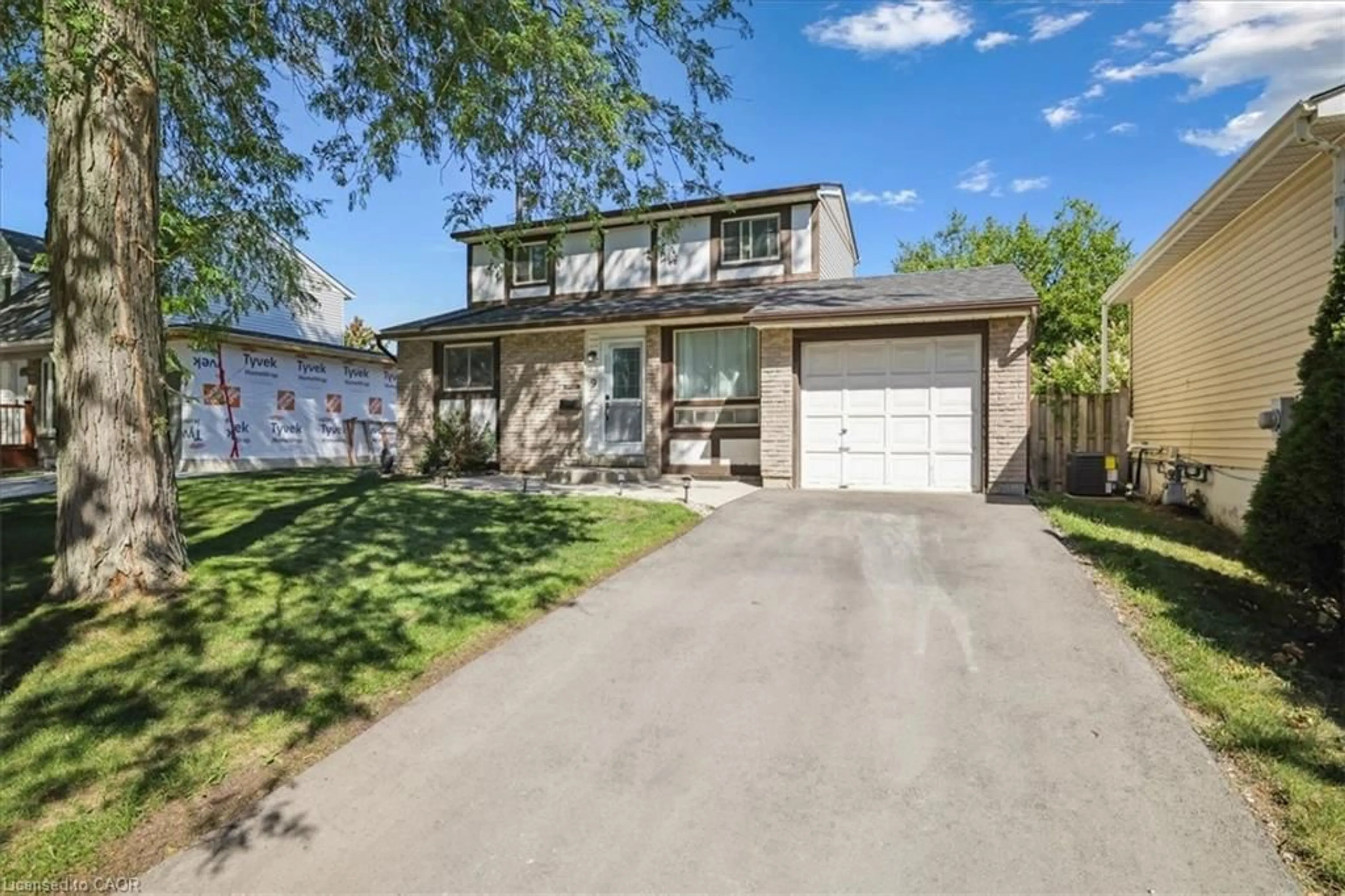 Home with vinyl exterior material, street for 9 Inglewood St, Brantford Ontario N3P 1A4