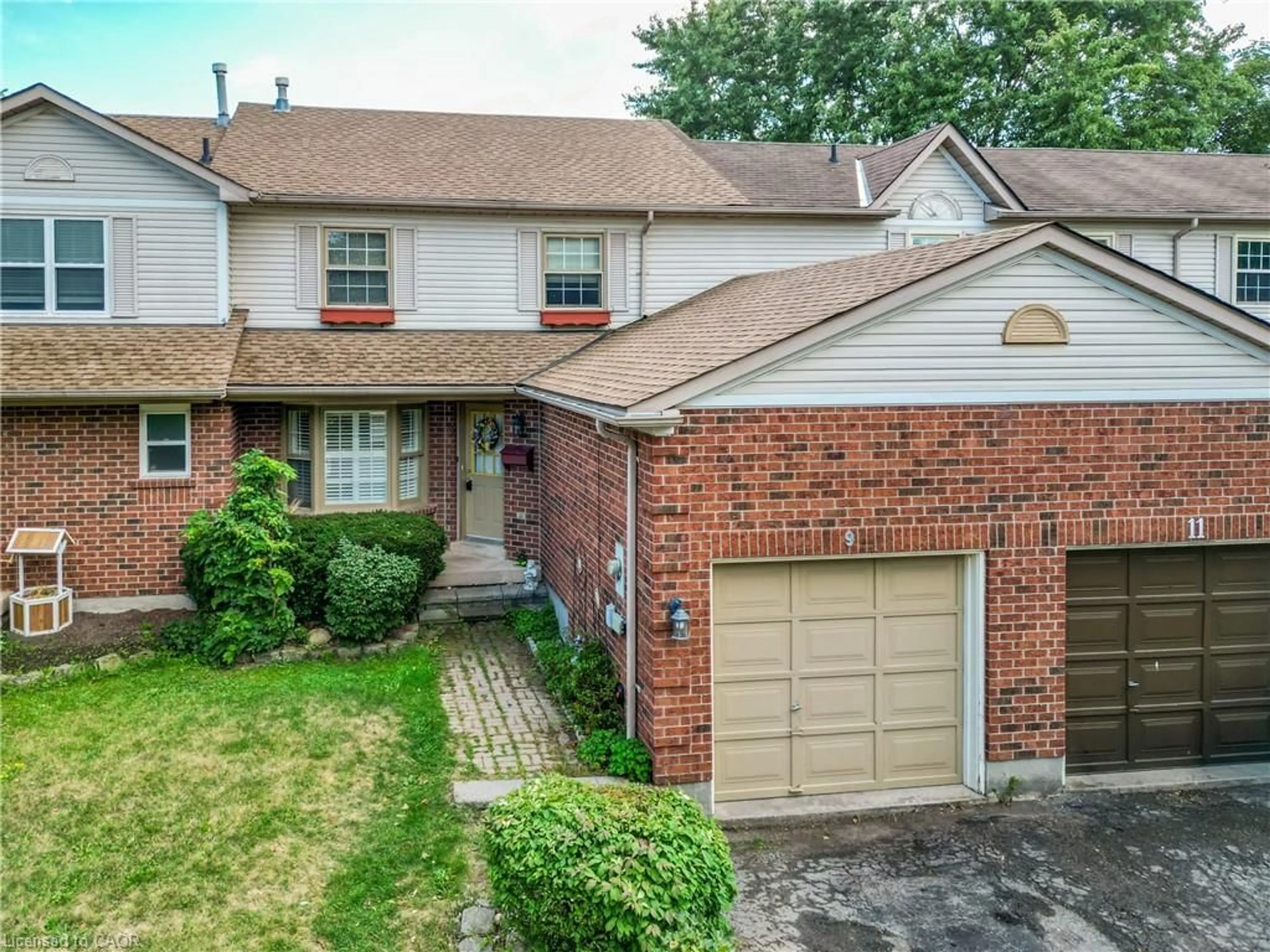Home with brick exterior material, street for 9 Hedgelawn Dr, Grimsby Ontario L3M 5G9