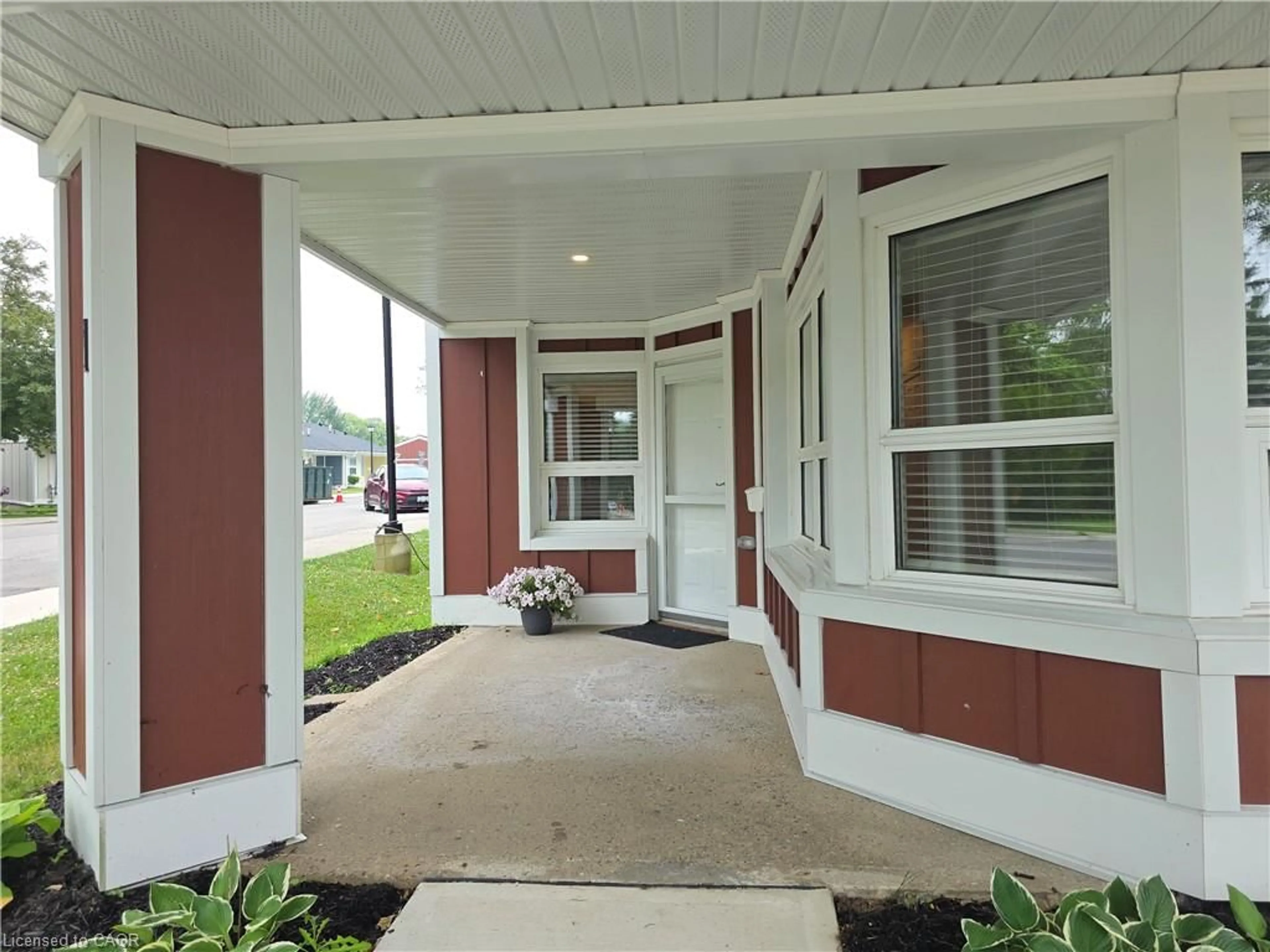 Indoor entryway for 1 Szollosy Cir, Hamilton Ontario L9B 1T8