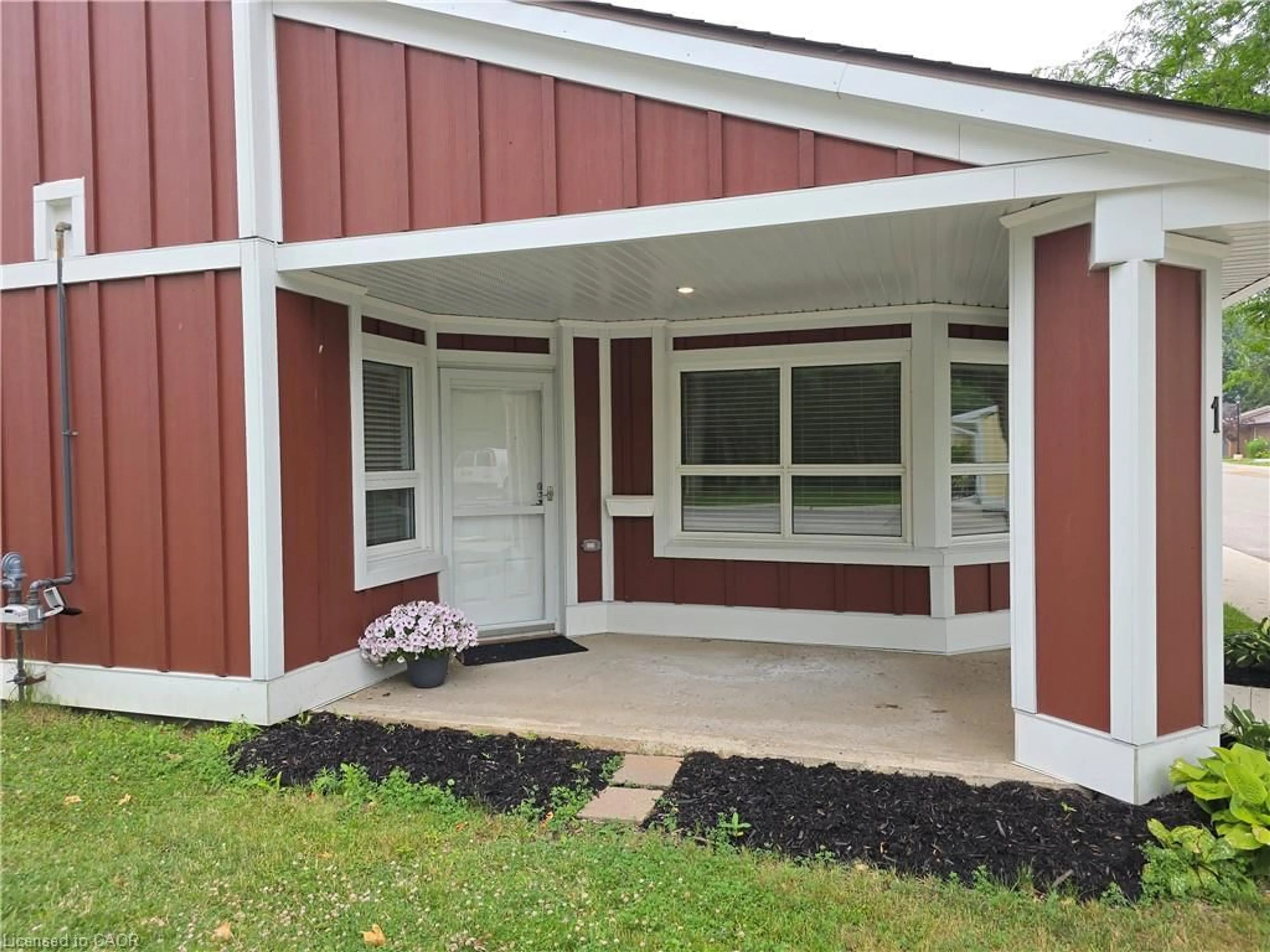 Home with vinyl exterior material, unknown for 1 Szollosy Cir, Hamilton Ontario L9B 1T8