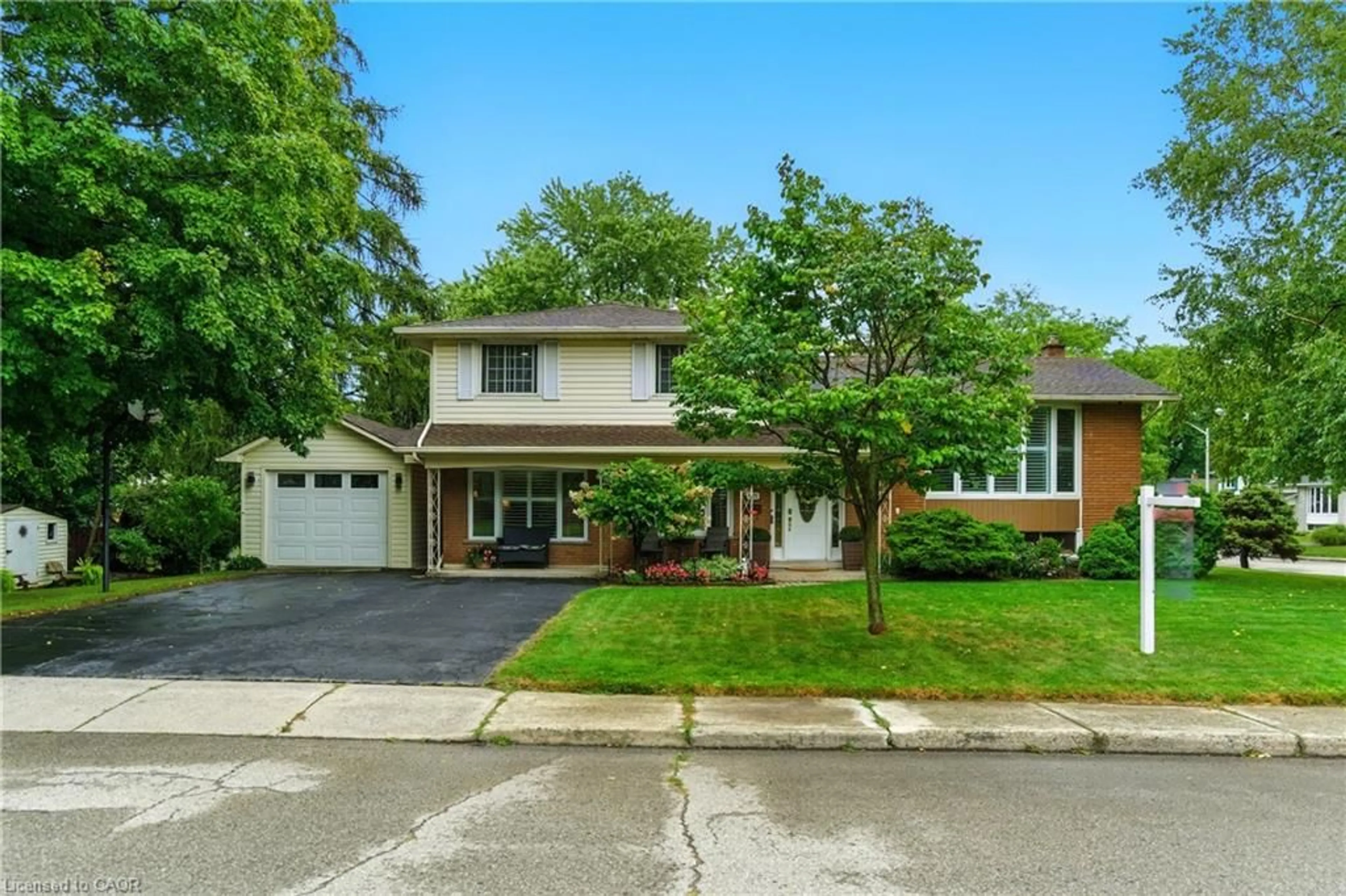 Home with brick exterior material, street for 1471 Innswood Dr, Burlington Ontario L7P 2C5