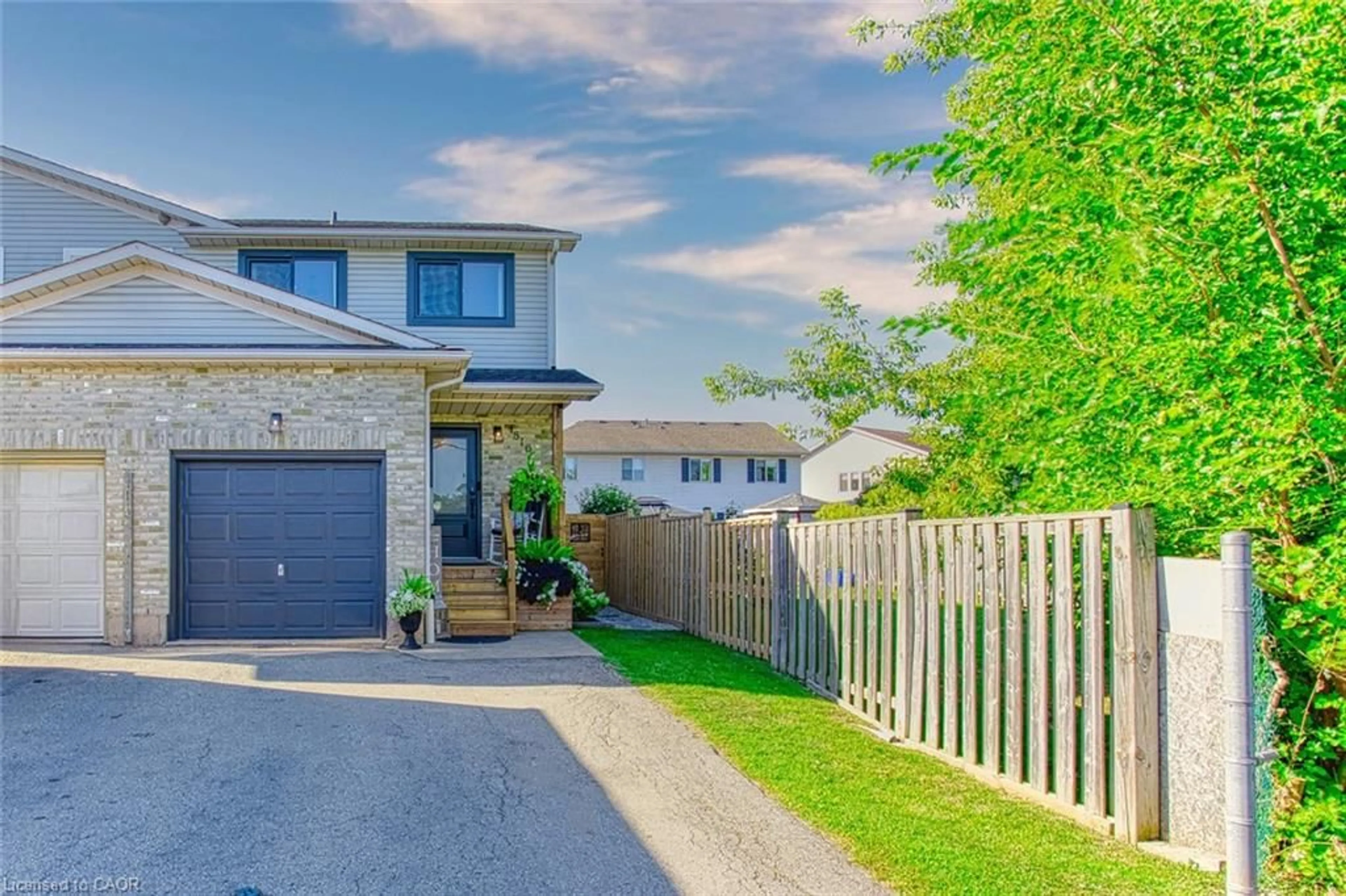 A pic from outside/outdoor area/front of a property/back of a property/a pic from drone, street for 4816 John St, Beamsville Ontario L3J 0P5