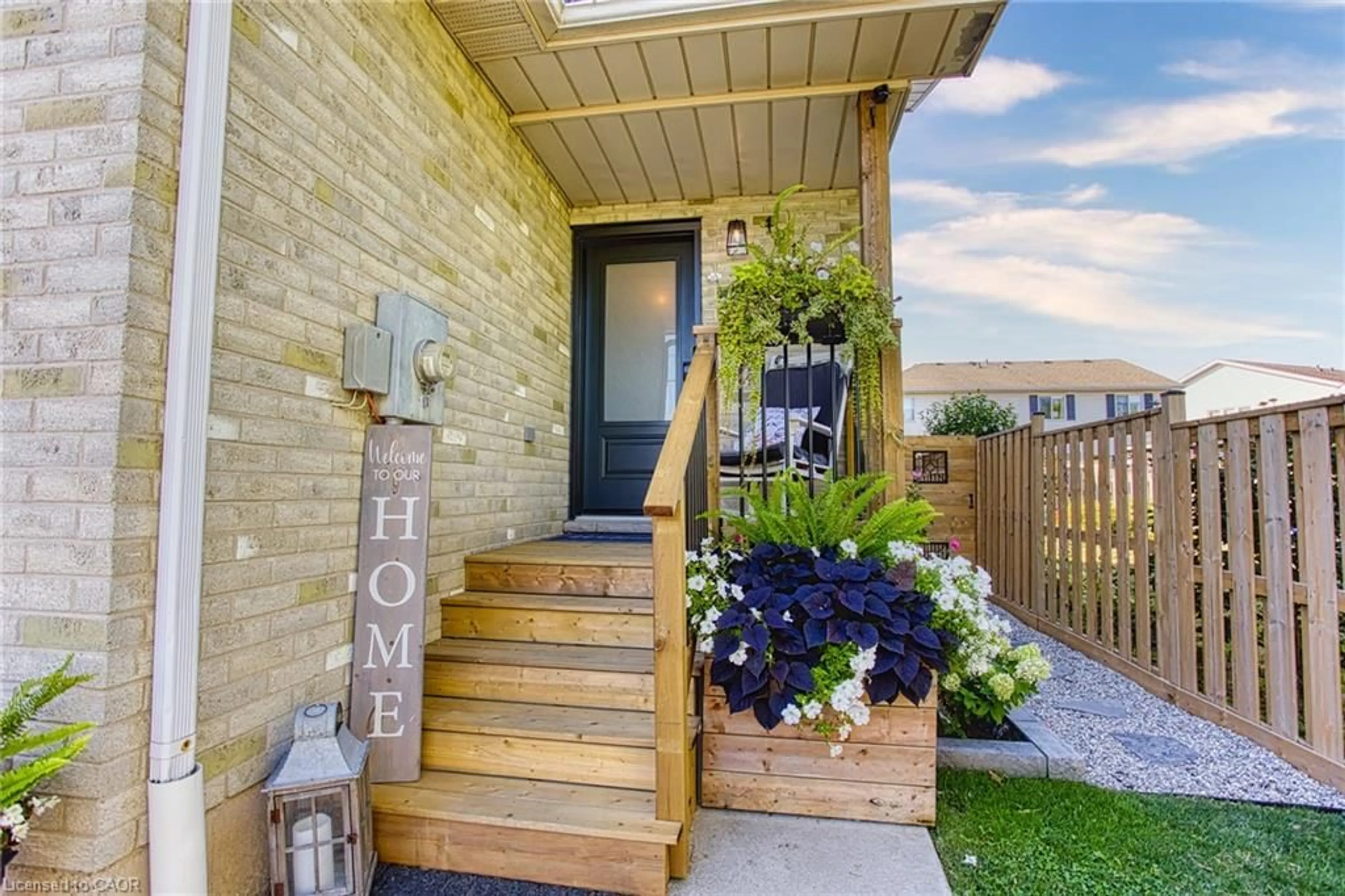 Indoor entryway for 4816 John St, Beamsville Ontario L3J 0P5