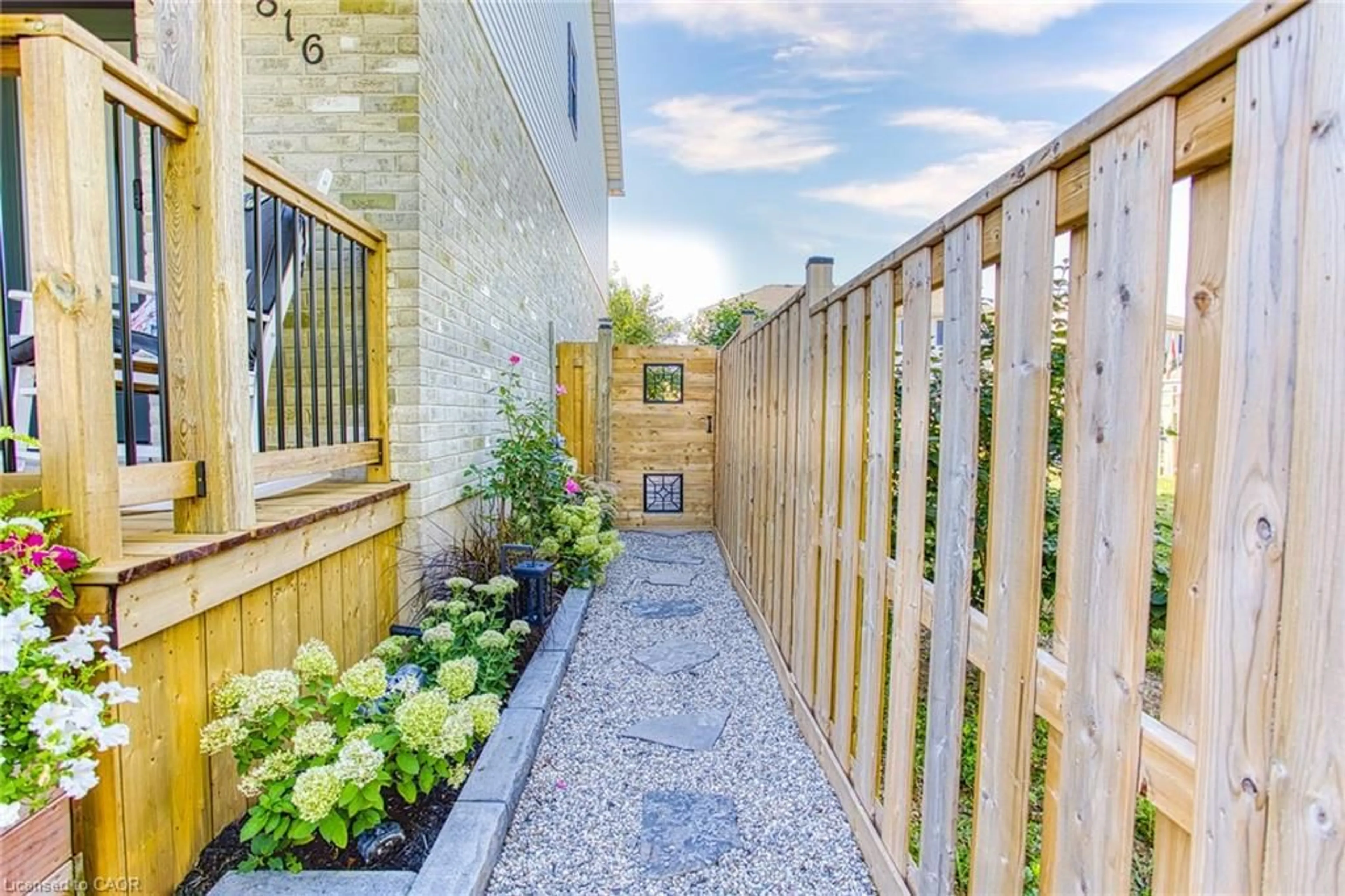 Patio, street for 4816 John St, Beamsville Ontario L3J 0P5