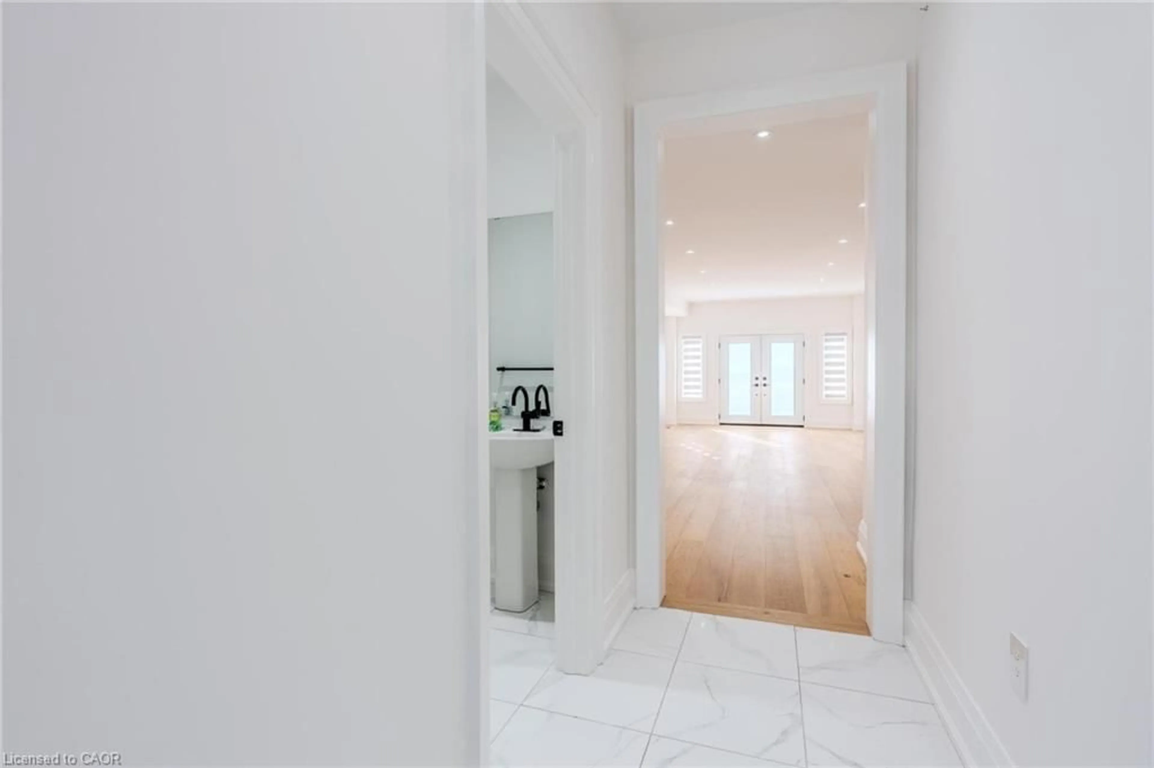 Indoor foyer for 1355 Broderick St, Innisfil Ontario L9S 0P5