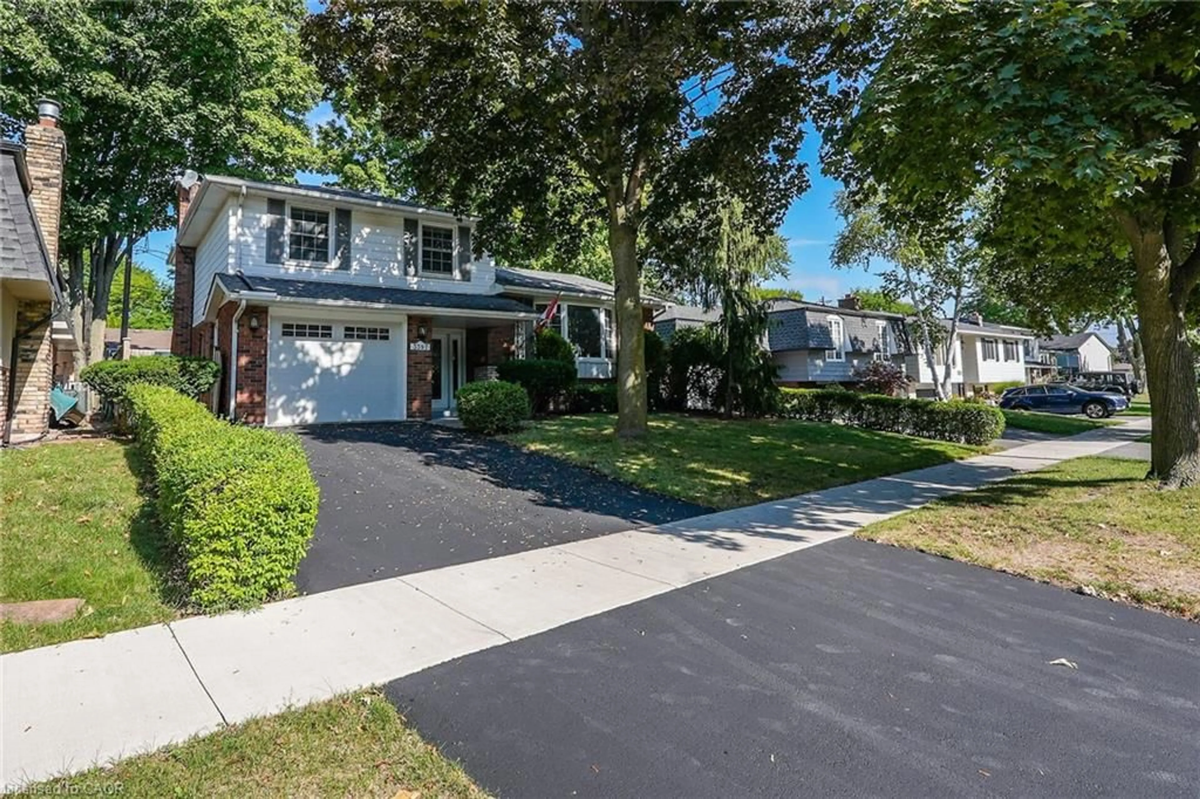 Home with vinyl exterior material, street for 3397 Manfred Dr, Burlington Ontario L7N 2N8