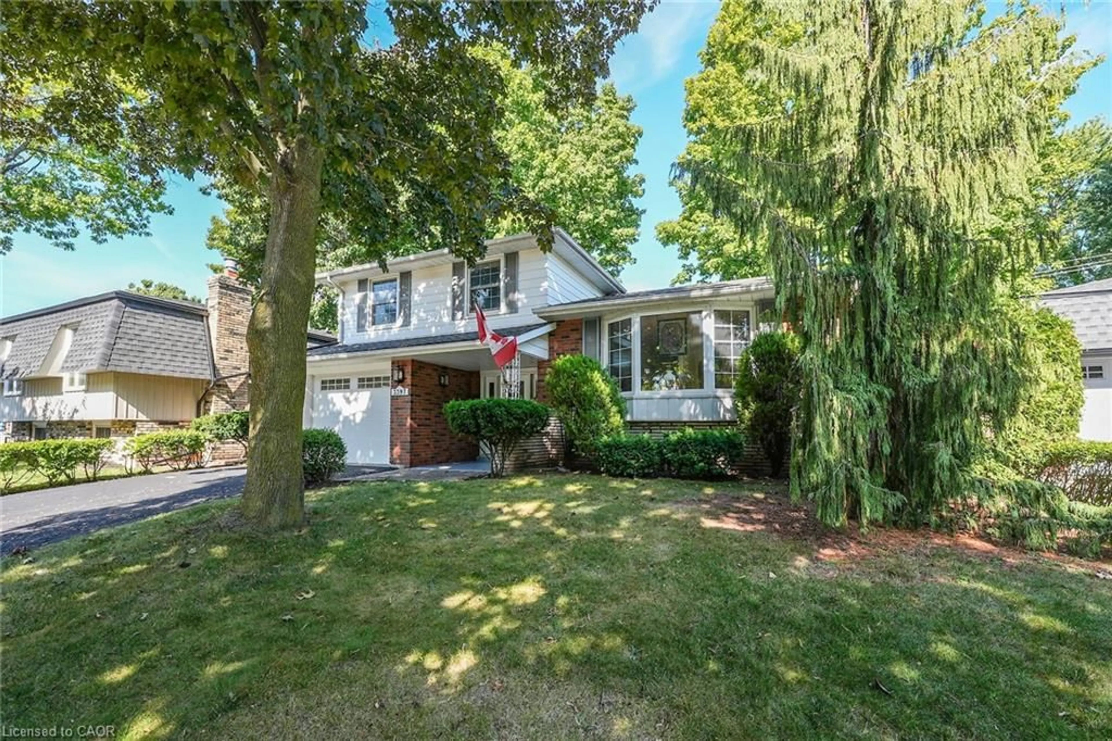 Home with vinyl exterior material, street for 3397 Manfred Dr, Burlington Ontario L7N 2N8