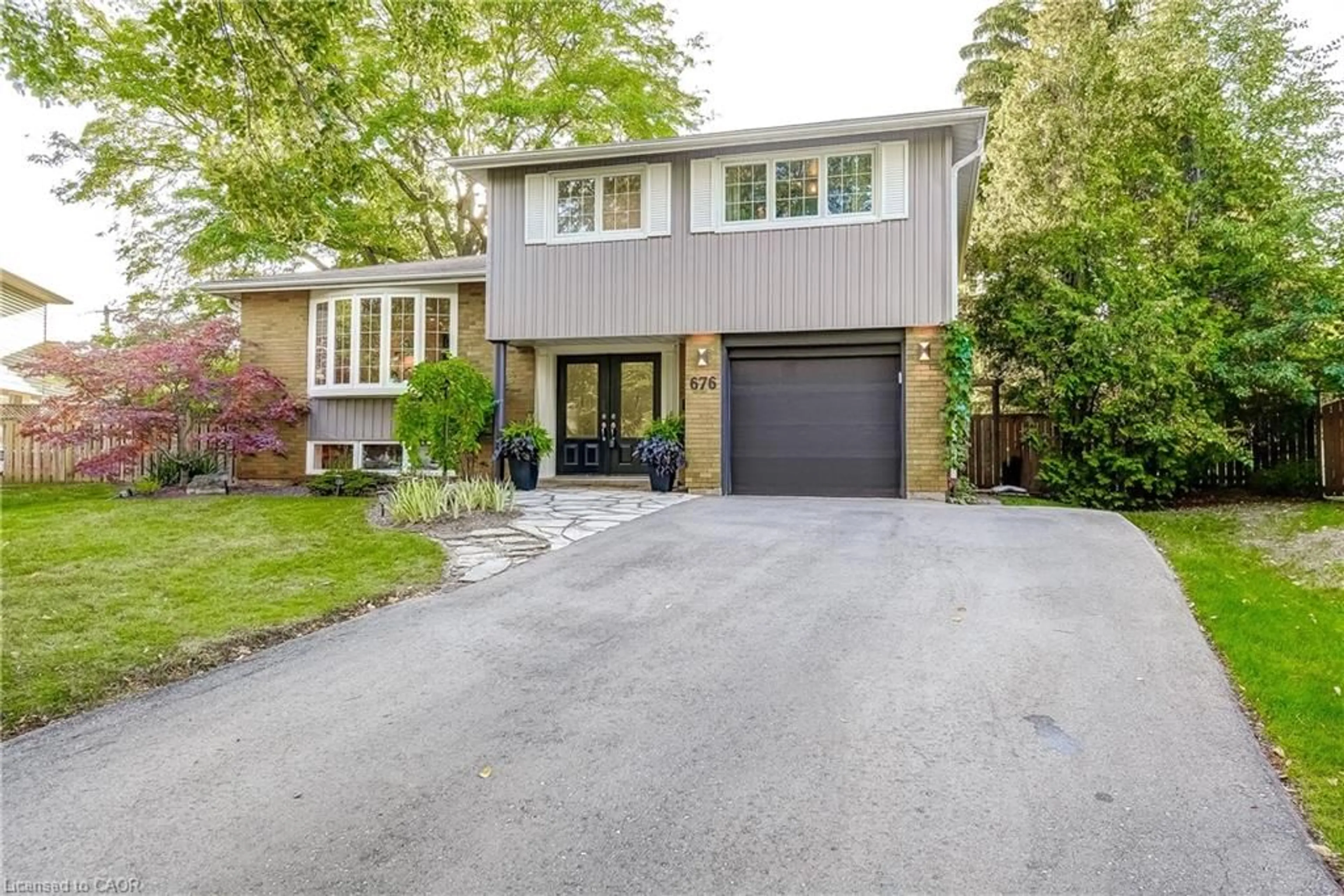 Home with brick exterior material, street for 676 Meadow Lane, Burlington Ontario L7L 4R8
