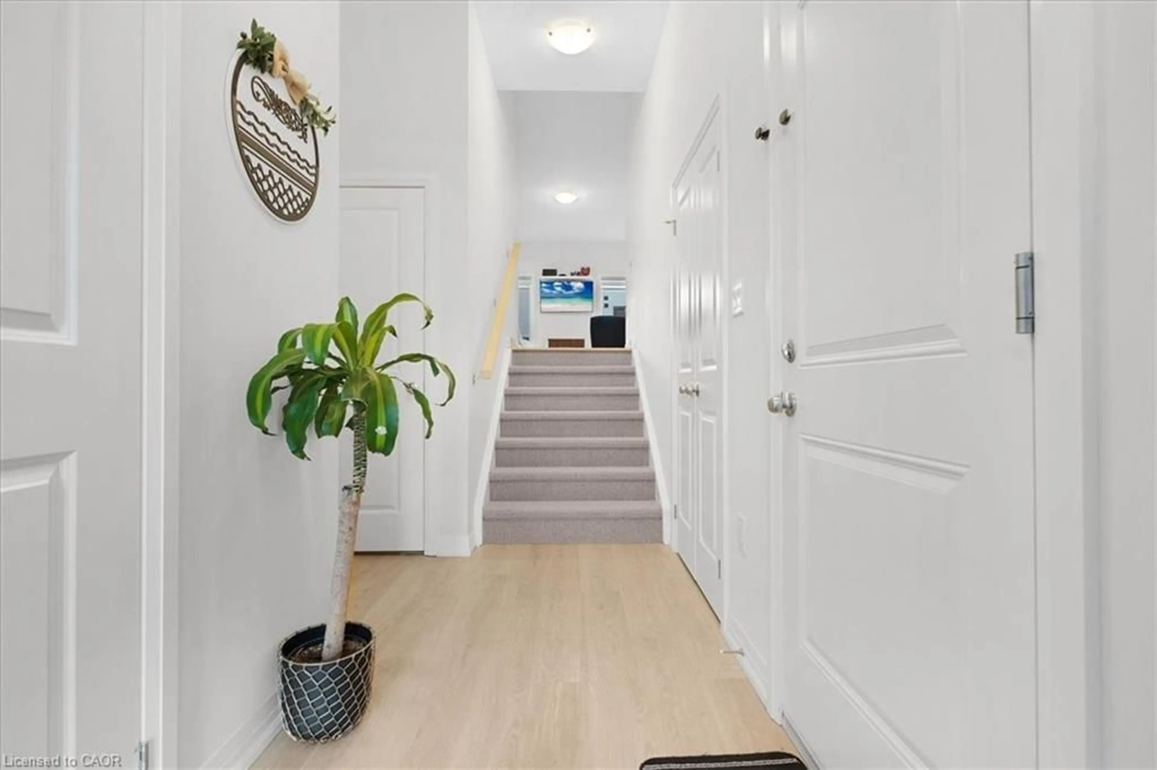 Indoor entryway for 155 Equestrian Way #61, Cambridge Ontario N3E 0E8
