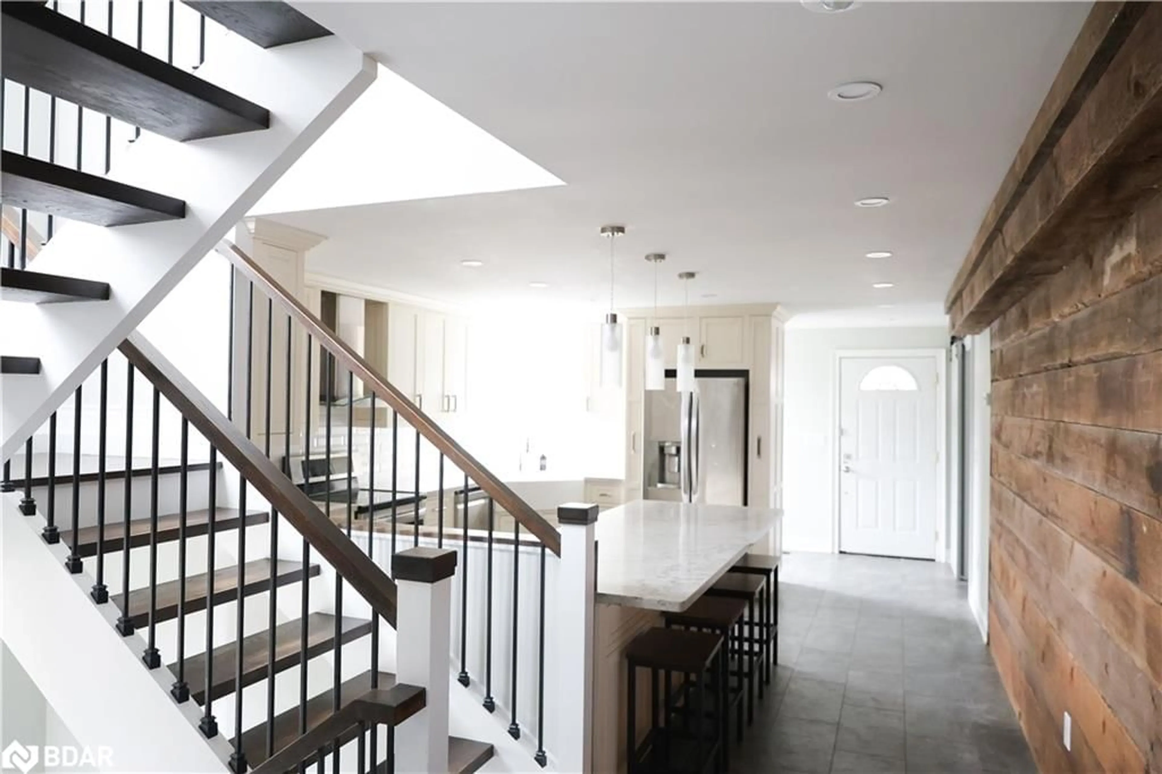 Indoor foyer for 2233 Fourth Line, Innisfil Ontario L6M 3M2