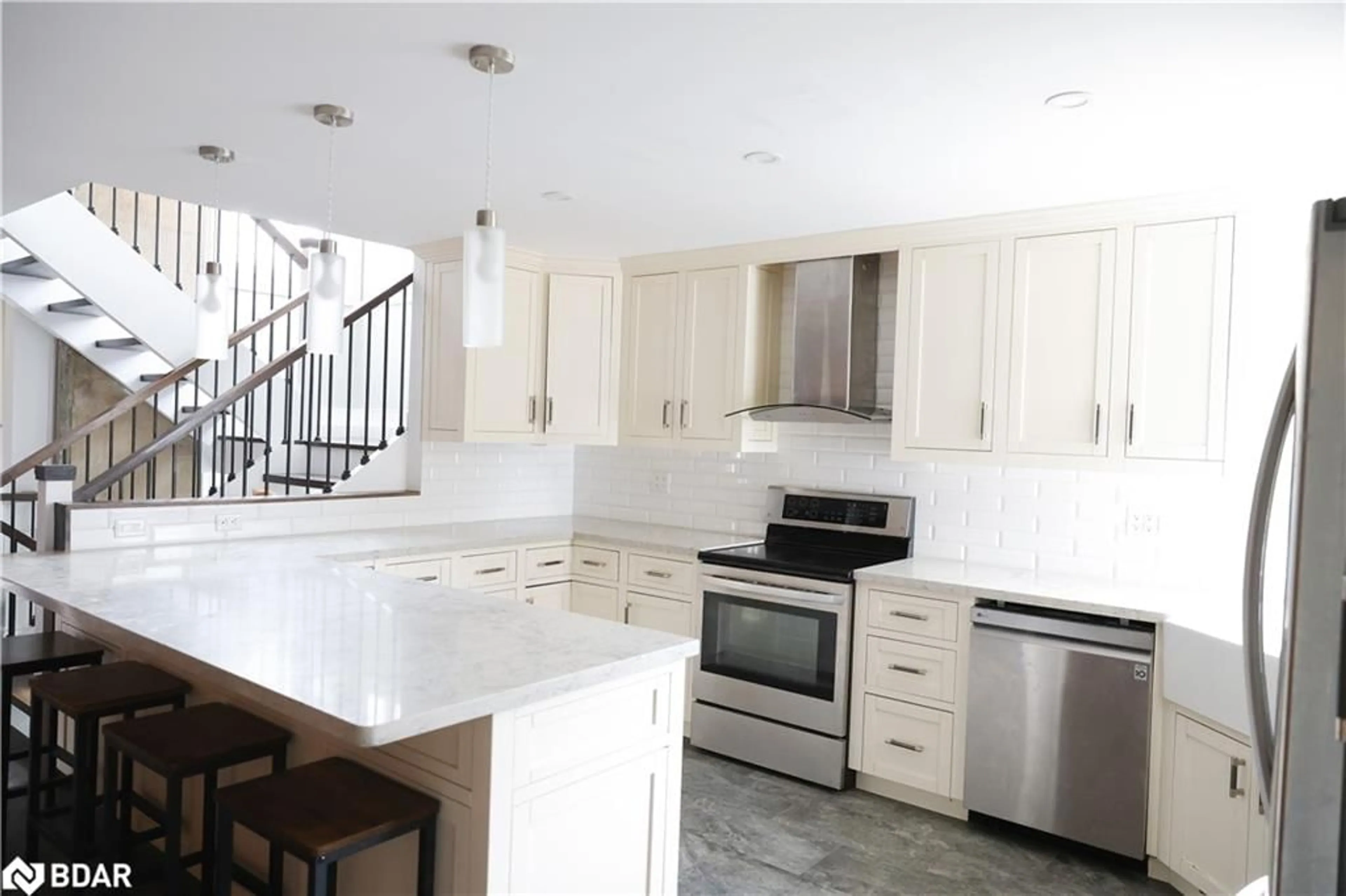 Open concept kitchen, ceramic/tile floor for 2233 Fourth Line, Innisfil Ontario L6M 3M2