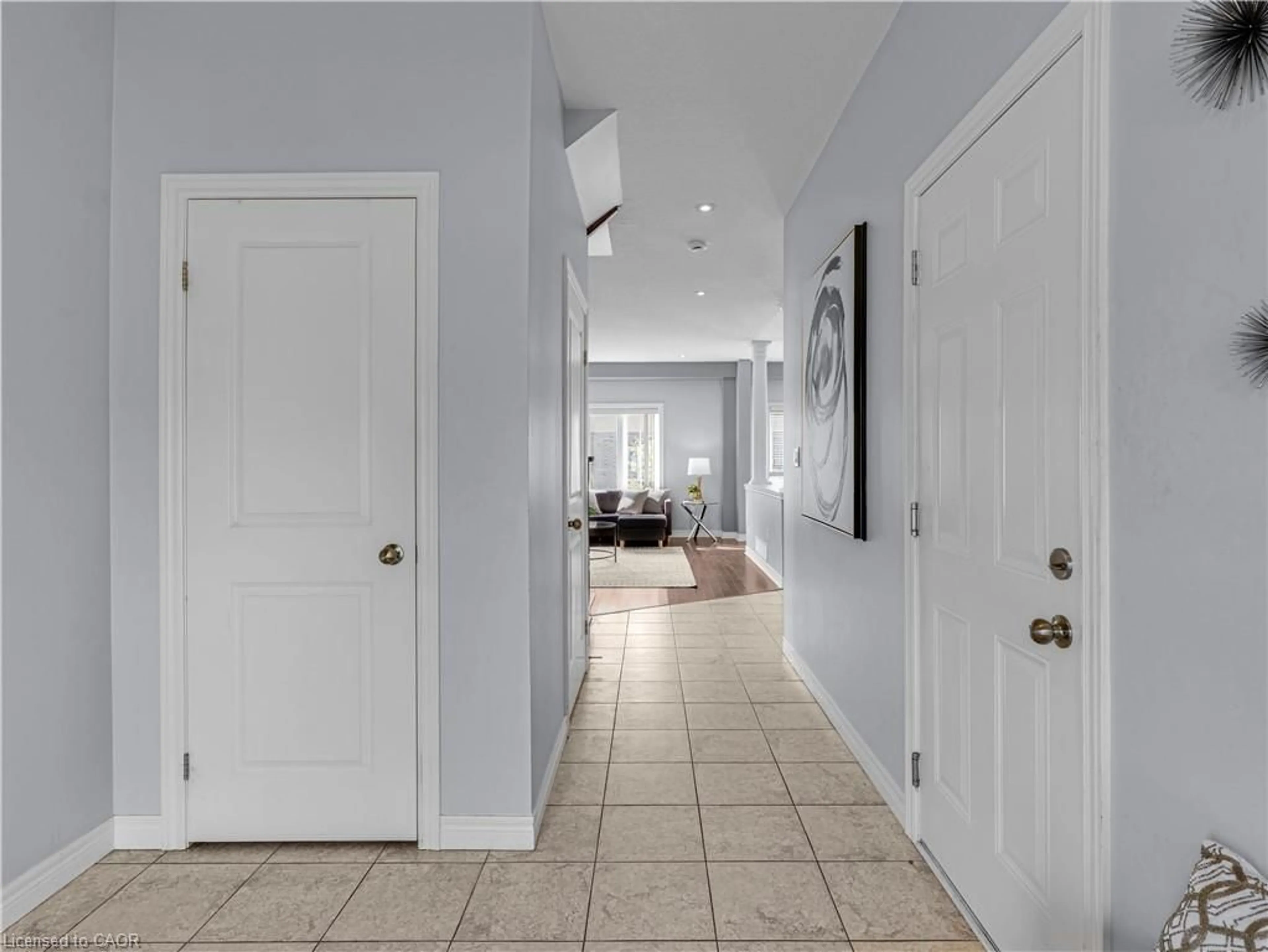 Indoor entryway for 39 Ralfana Cres, Hamilton Ontario L9A 0B5