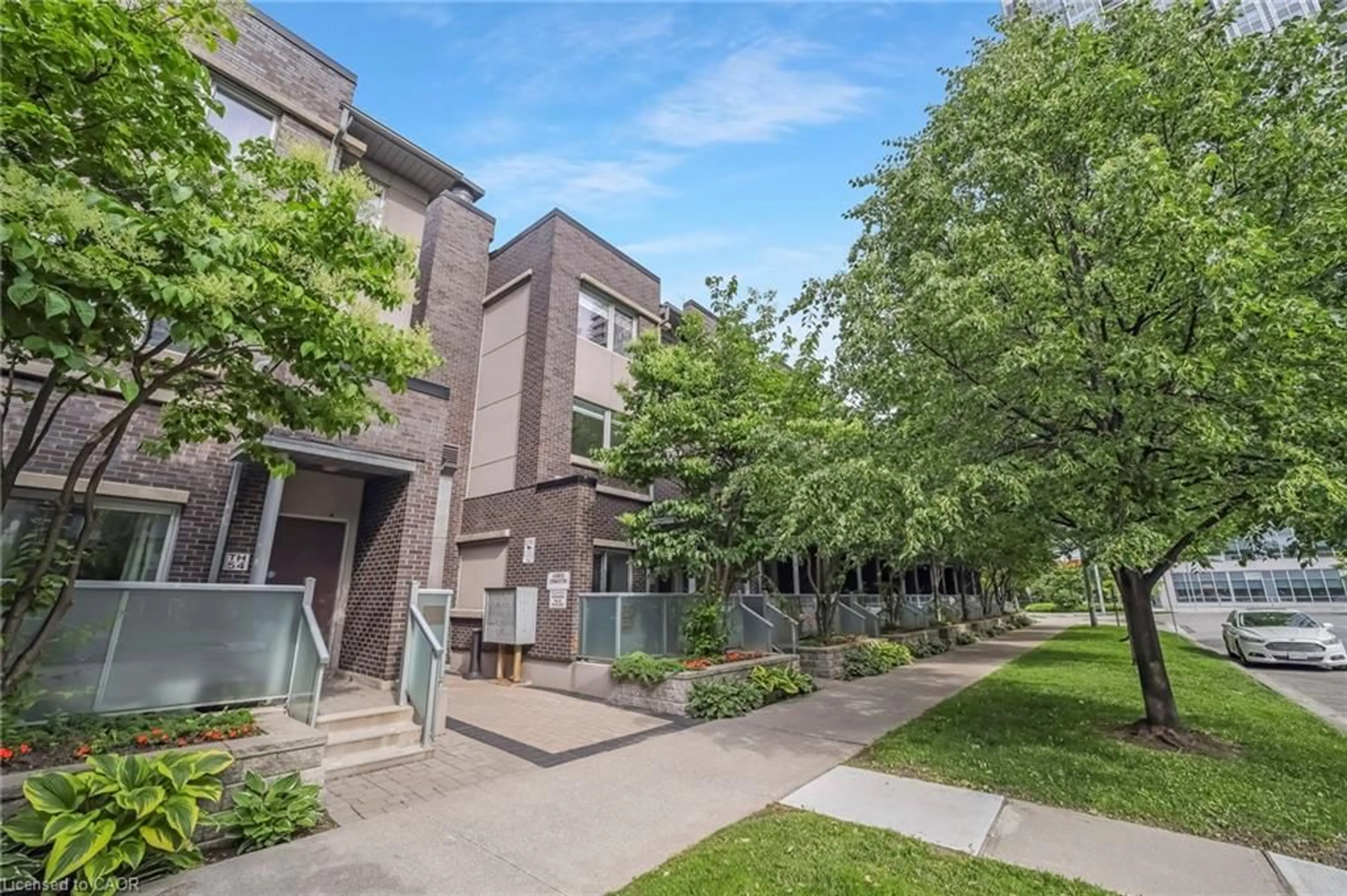 Patio, street for 295 Village Green Sq #TH55, Toronto Ontario M1S 0L2