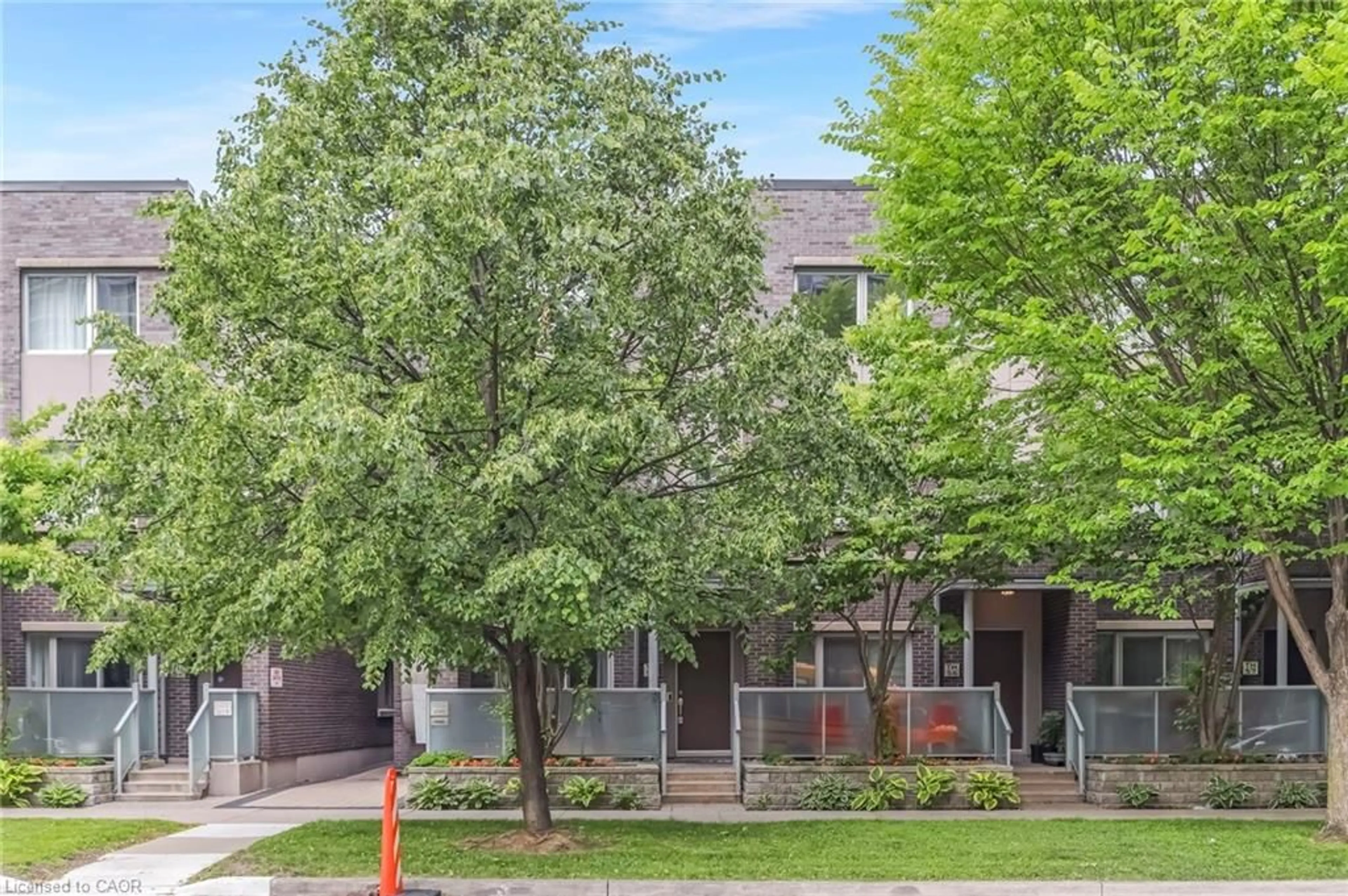 Patio, street for 295 Village Green Sq #TH55, Toronto Ontario M1S 0L2