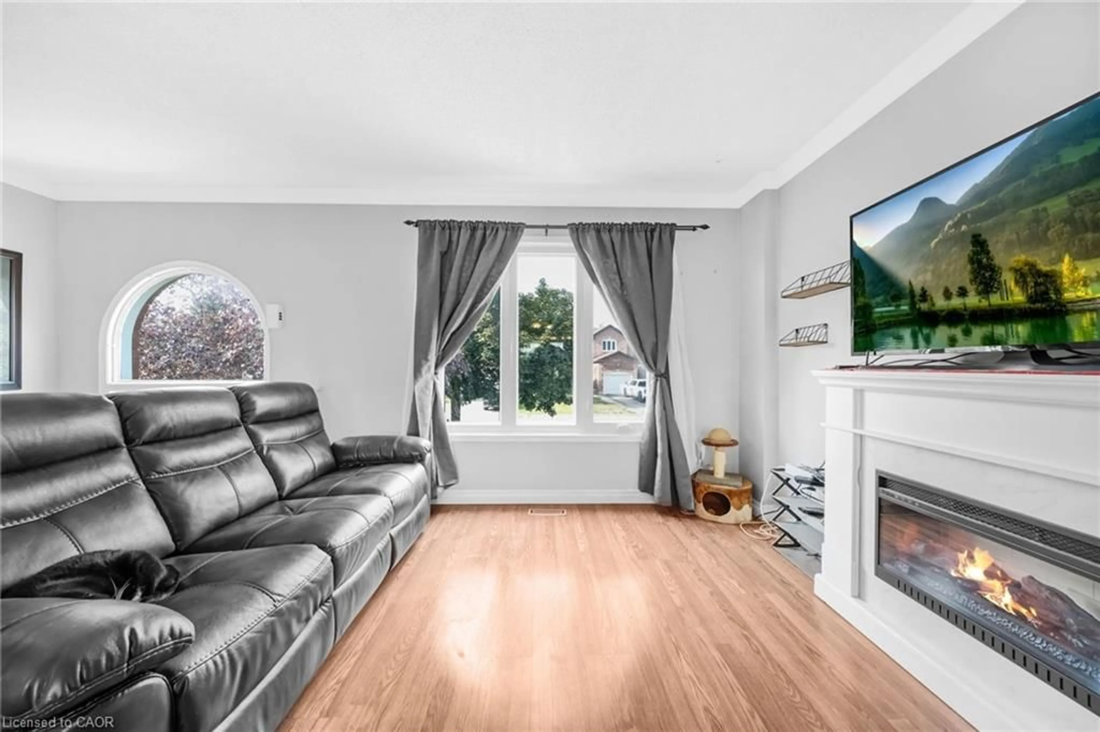 Living room with furniture, unknown for 79 Mccarthy Cres, Angus Ontario L0M 1B0
