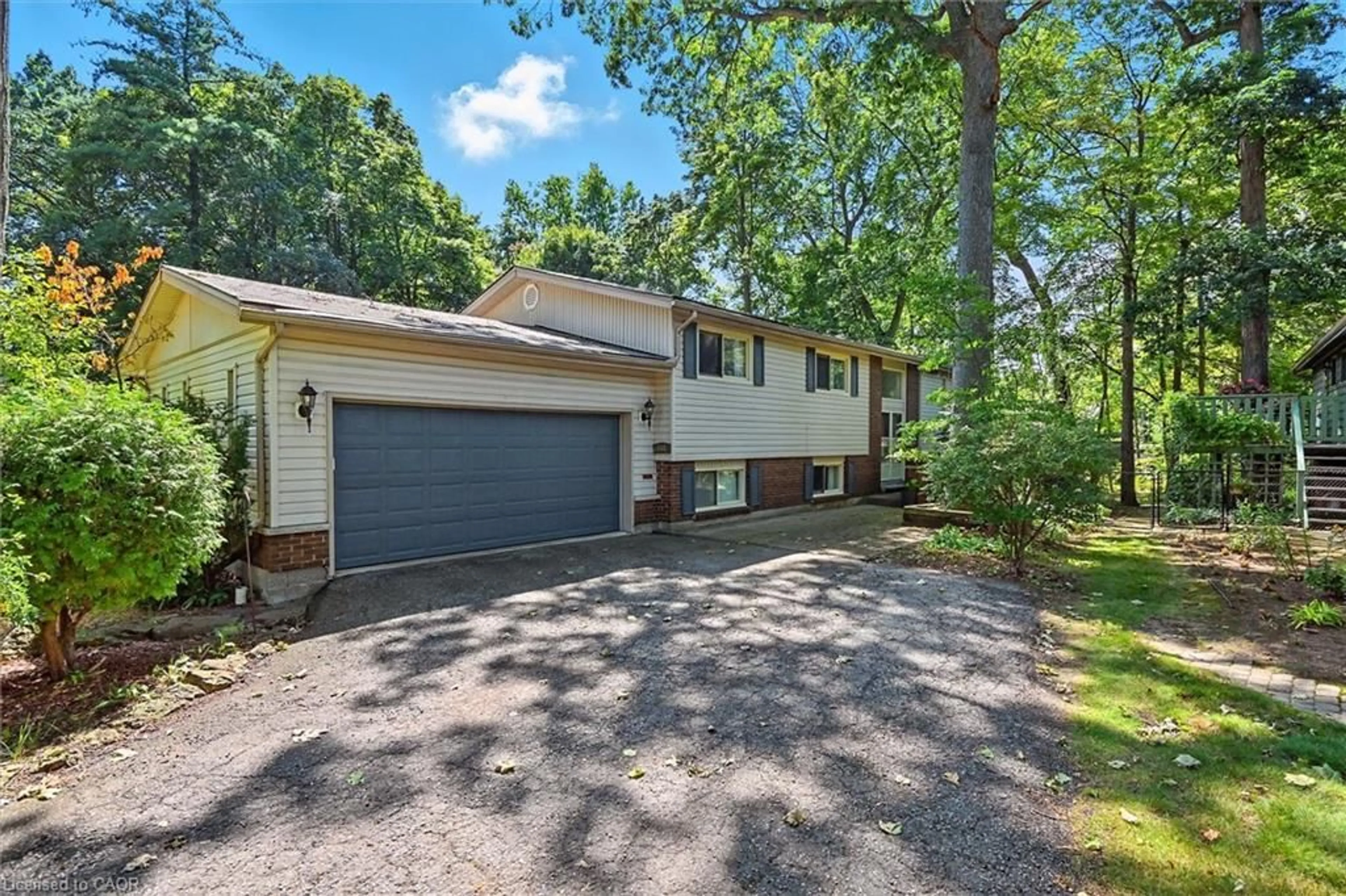 Home with vinyl exterior material, street for 768 King Rd, Burlington Ontario L7T 3K6