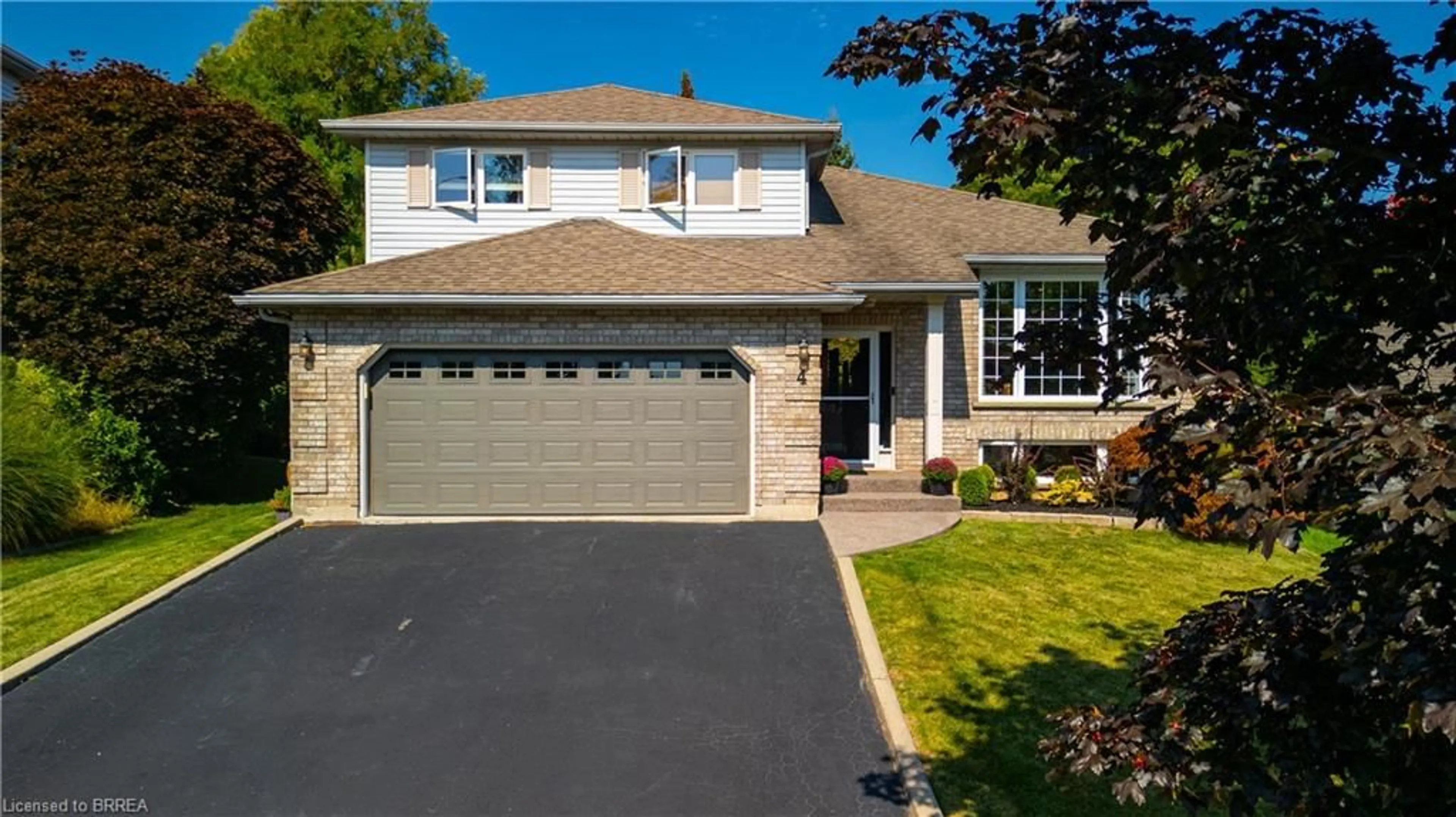 Home with vinyl exterior material, street for 4 Macbride Crt, Brantford Ontario N3T 6J1