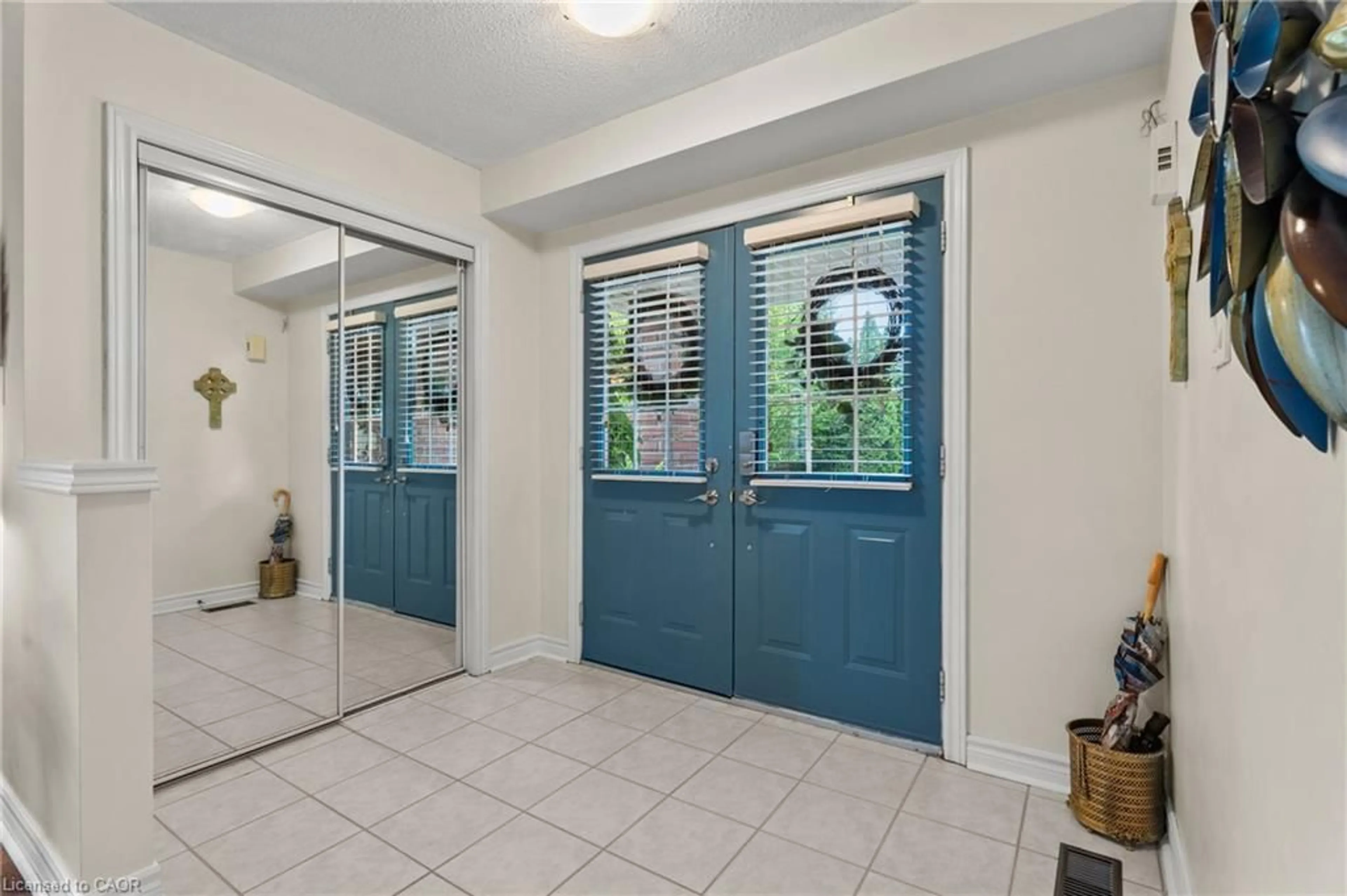 Indoor entryway for 251 Hawkswood Trail, Hamilton Ontario L9B 2T1