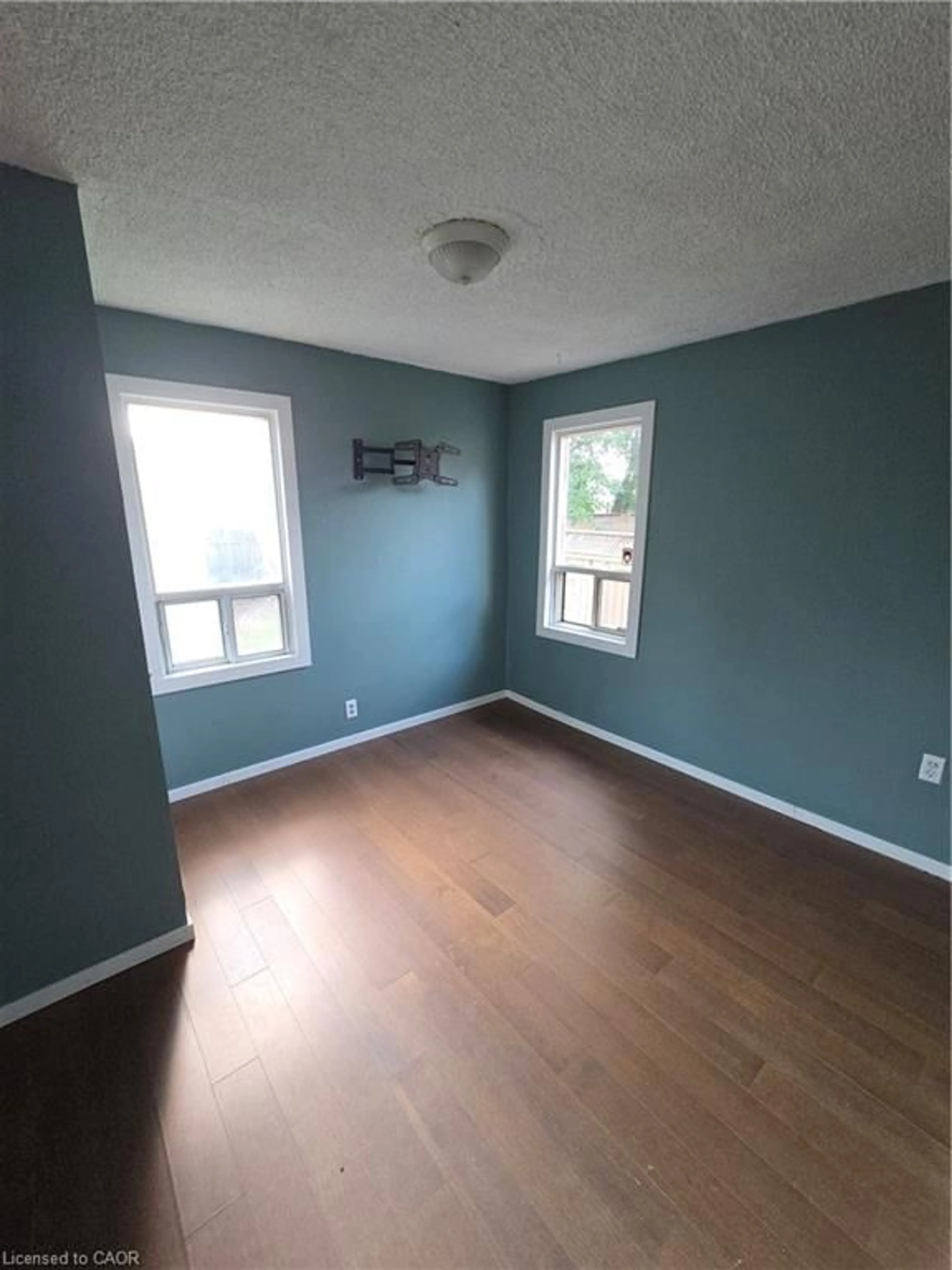 A pic of a room for 440 Paling Ave, Hamilton Ontario L8H 5K4