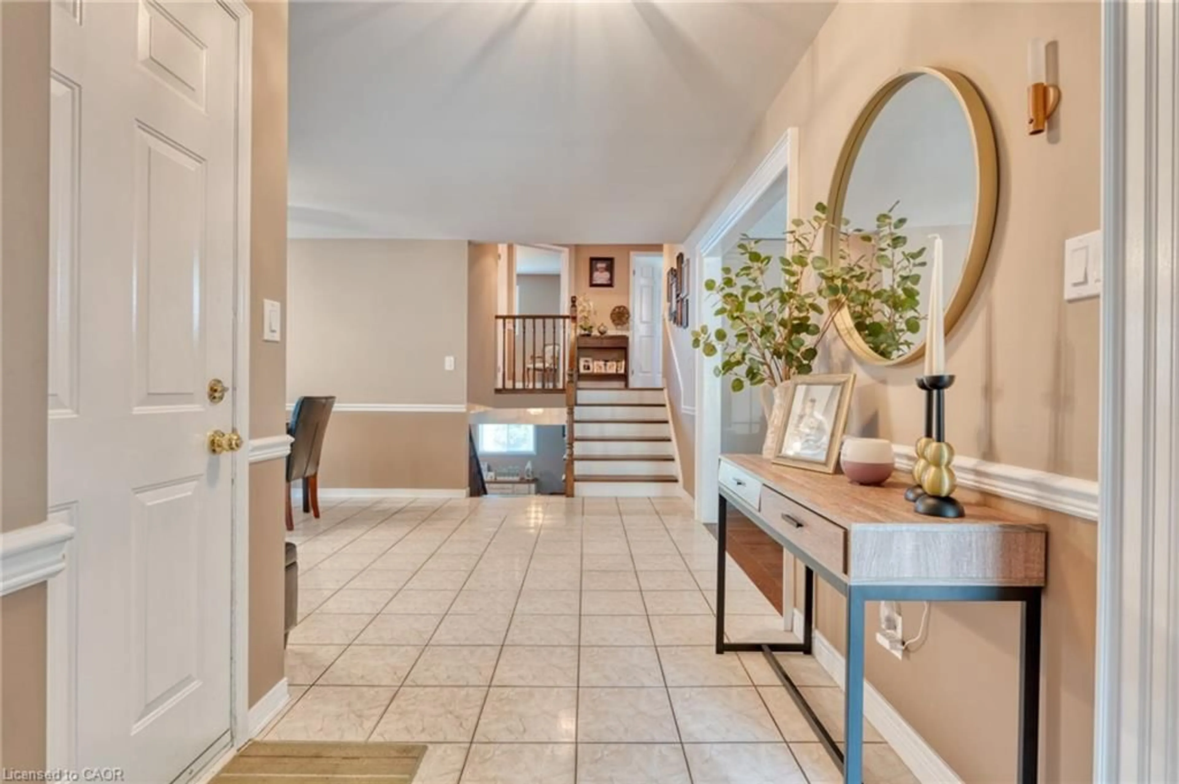 Indoor entryway for 13 Loneoak Cres, Stoney Creek Ontario L8J 2P4
