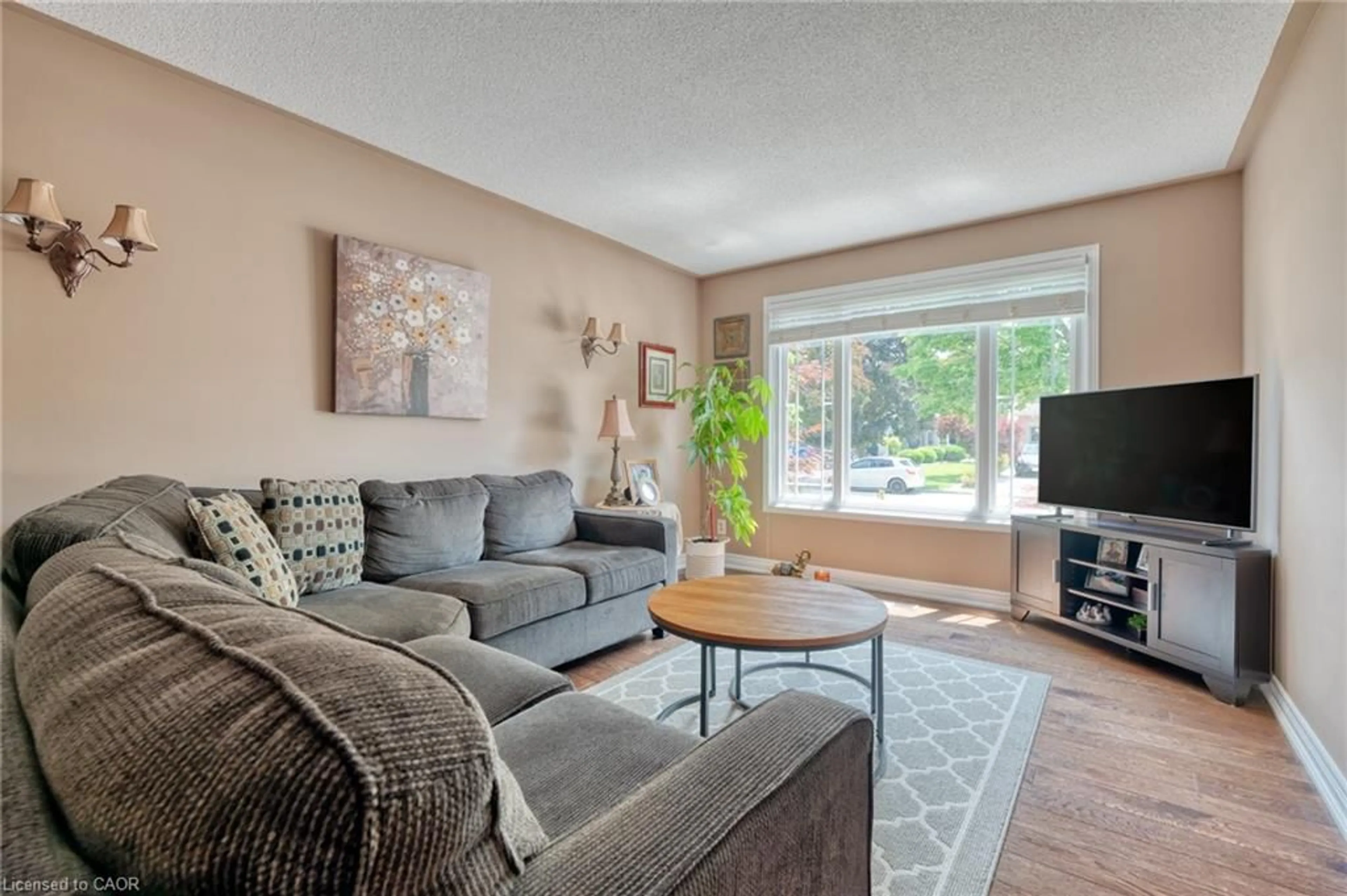 Living room with furniture, unknown for 13 Loneoak Cres, Stoney Creek Ontario L8J 2P4